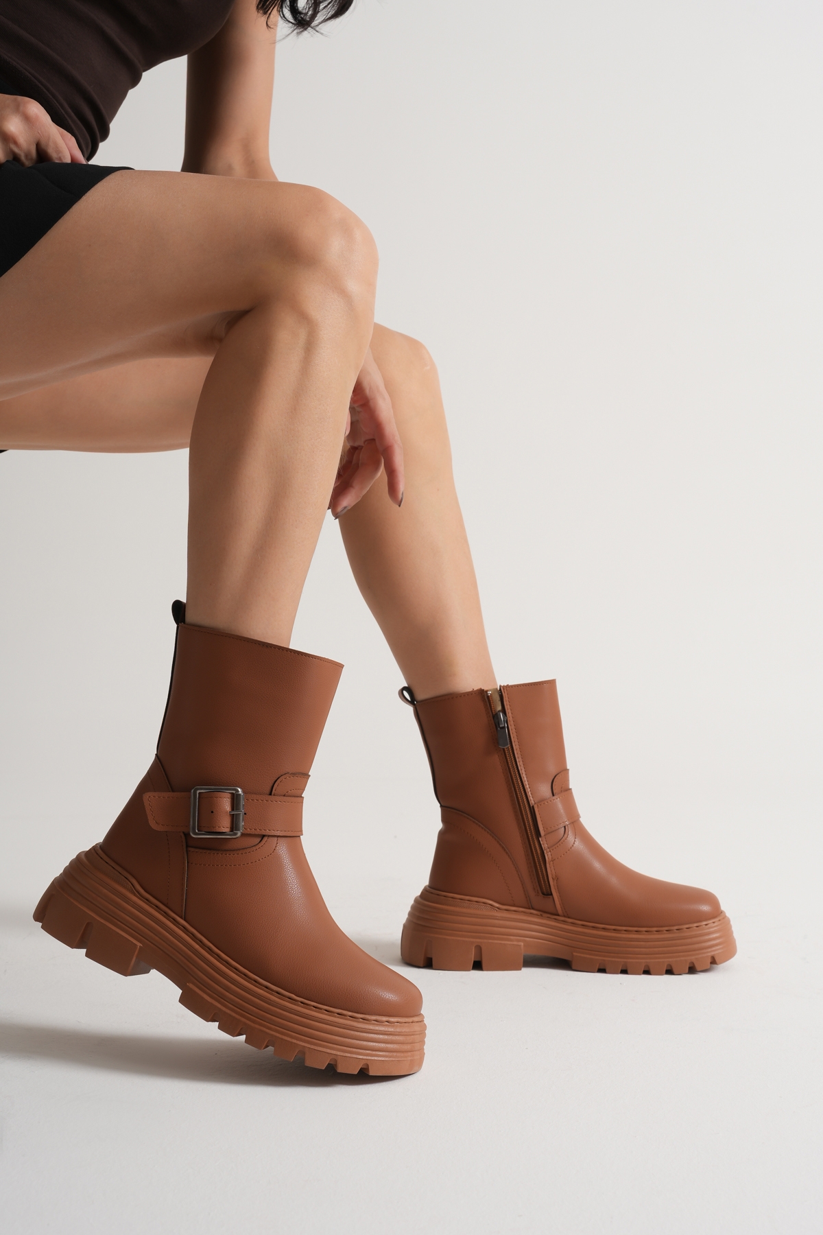 Tonny Black Tonny Black Kadın Taba Kalın EVA Taban Kemer Toka Detaylı Fermuarlı Bot Flo'da! Taba - 2. görsel