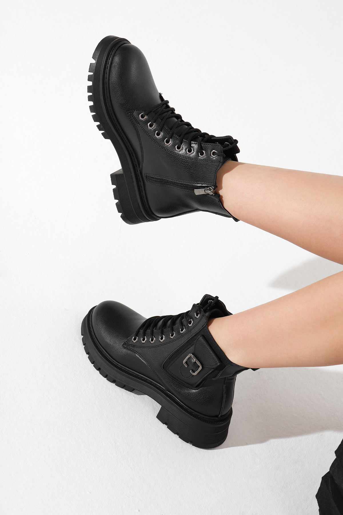Kadın Siyah Kalın Termo Taban Tokalı Bağcıklı ve Fermuarlı Bot - Görsel 4