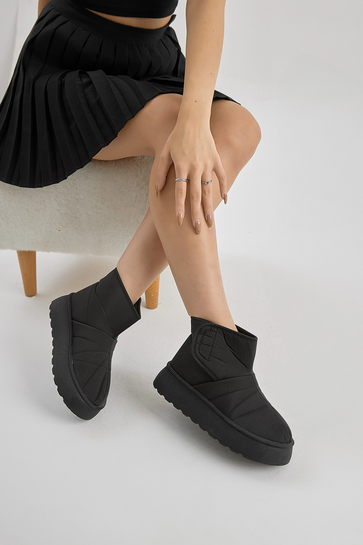 Kadın Siyah Kalın Poli Taban İçi Kürklü Cırtlı Bot - Görsel 4