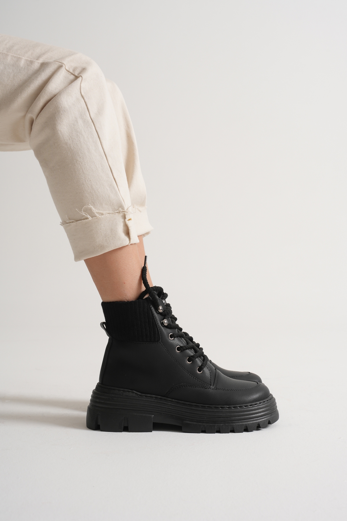 Kadın Siyah Kalın EVA Taban Boğazı Lastikli Bağcıklı Bot - Görsel 2