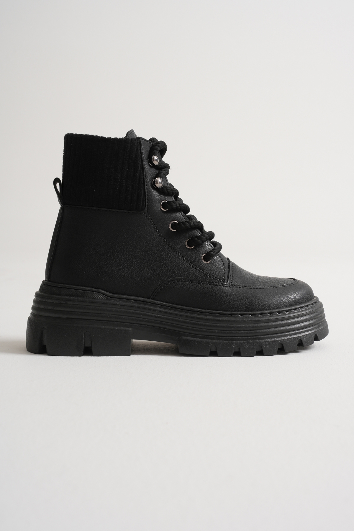 Kadın Siyah Kalın EVA Taban Boğazı Lastikli Bağcıklı Bot - Görsel 3