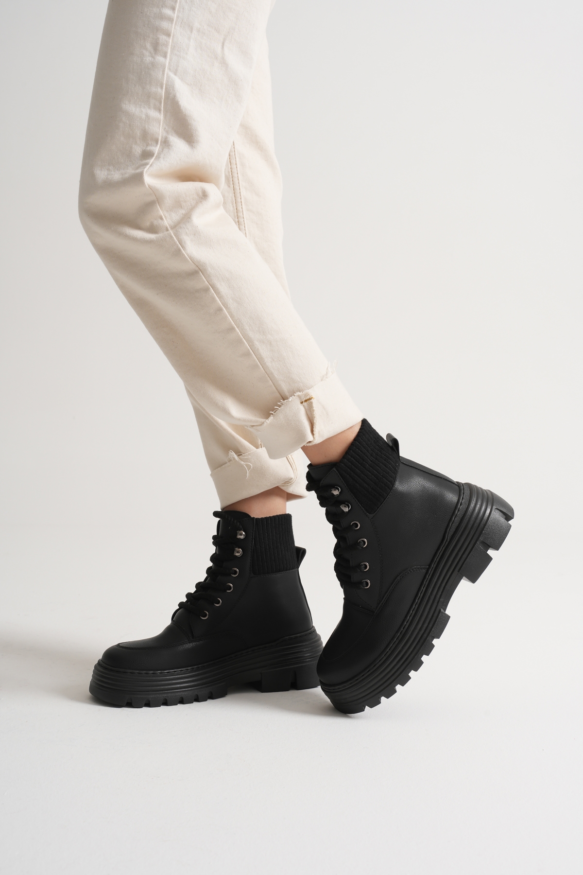 Kadın Siyah Kalın EVA Taban Boğazı Lastikli Bağcıklı Bot - Görsel 4
