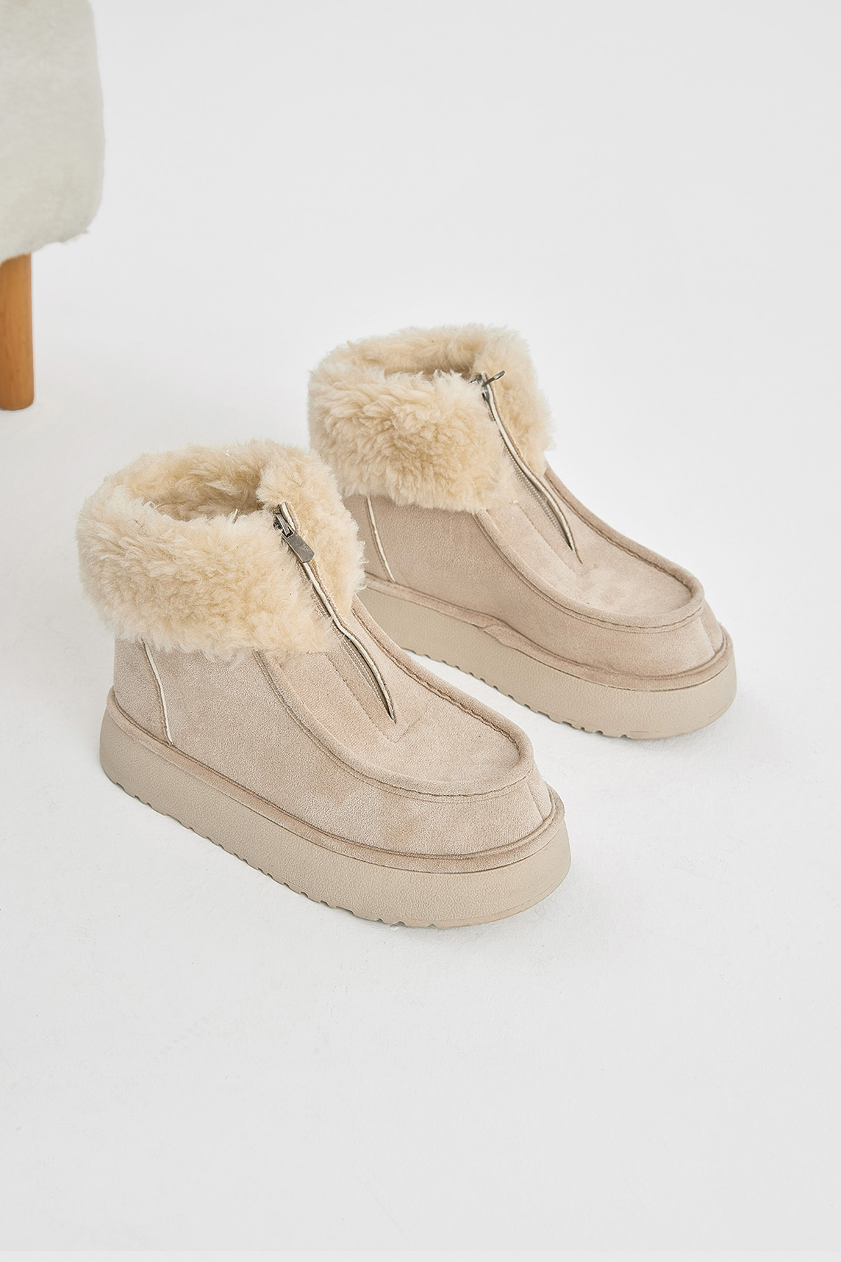 Kadın Bej Kalın Taban Kürklü Önü Fermuarlı Süet Bot - Görsel 5