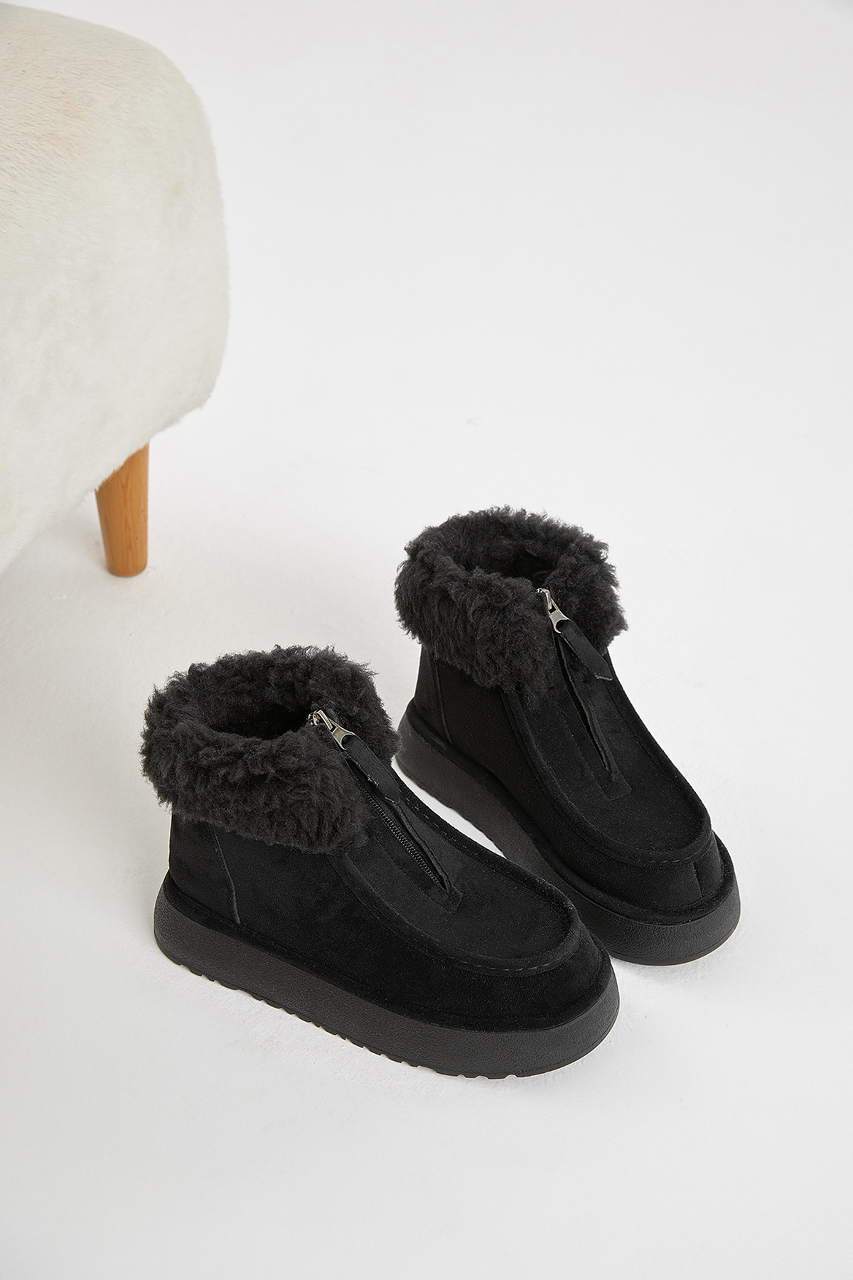 Kadın Siyah Kalın Taban Kürklü Önü Fermuarlı Süet Bot - Görsel 3