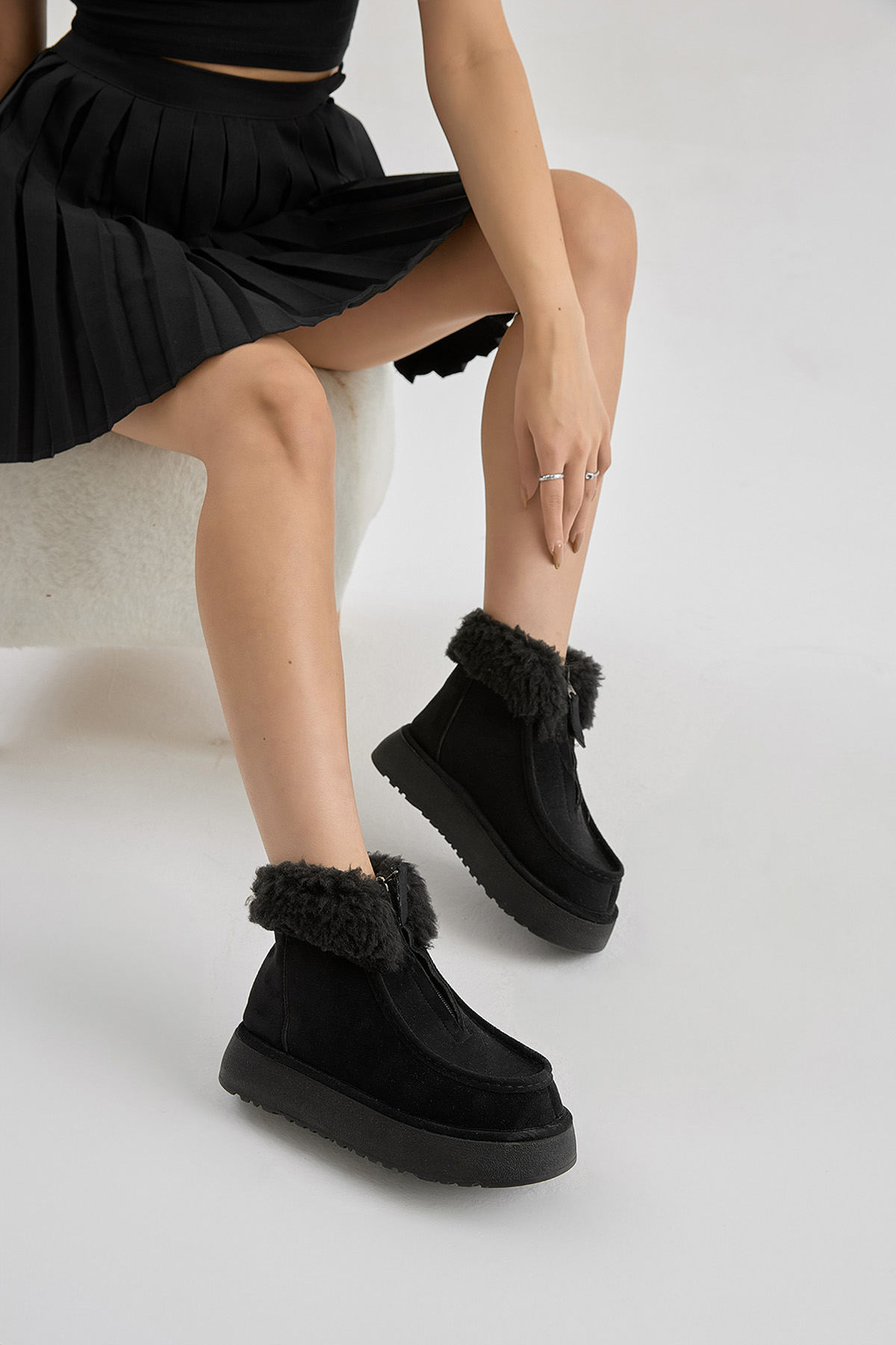 Kadın Siyah Kalın Taban Kürklü Önü Fermuarlı Süet Bot - Görsel 4