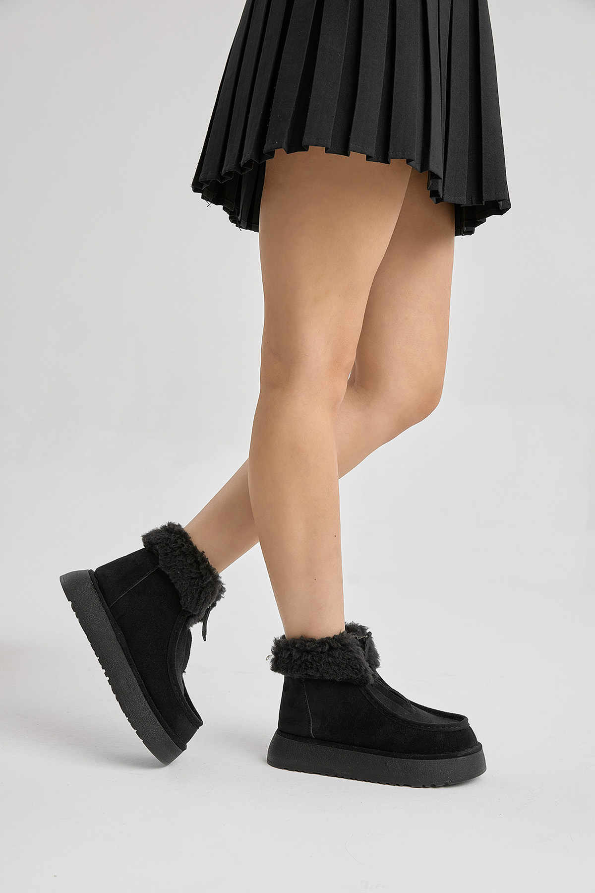 Kadın Siyah Kalın Taban Kürklü Önü Fermuarlı Süet Bot - Görsel 5