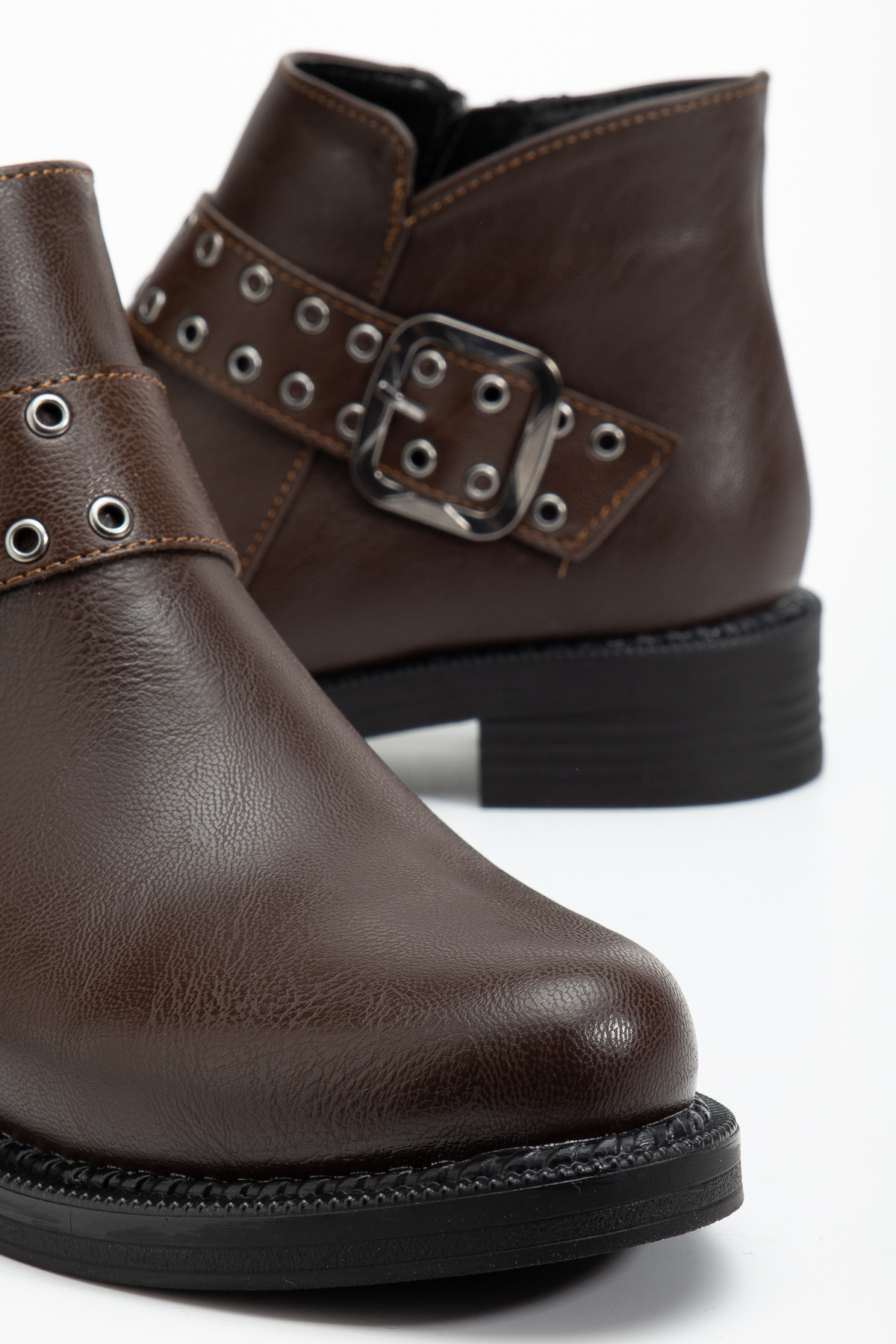 Kadın Kahve Cilt Kalın Termo Taban Kemer Toka Detaylı Fermuarlı Bot - Görsel 5