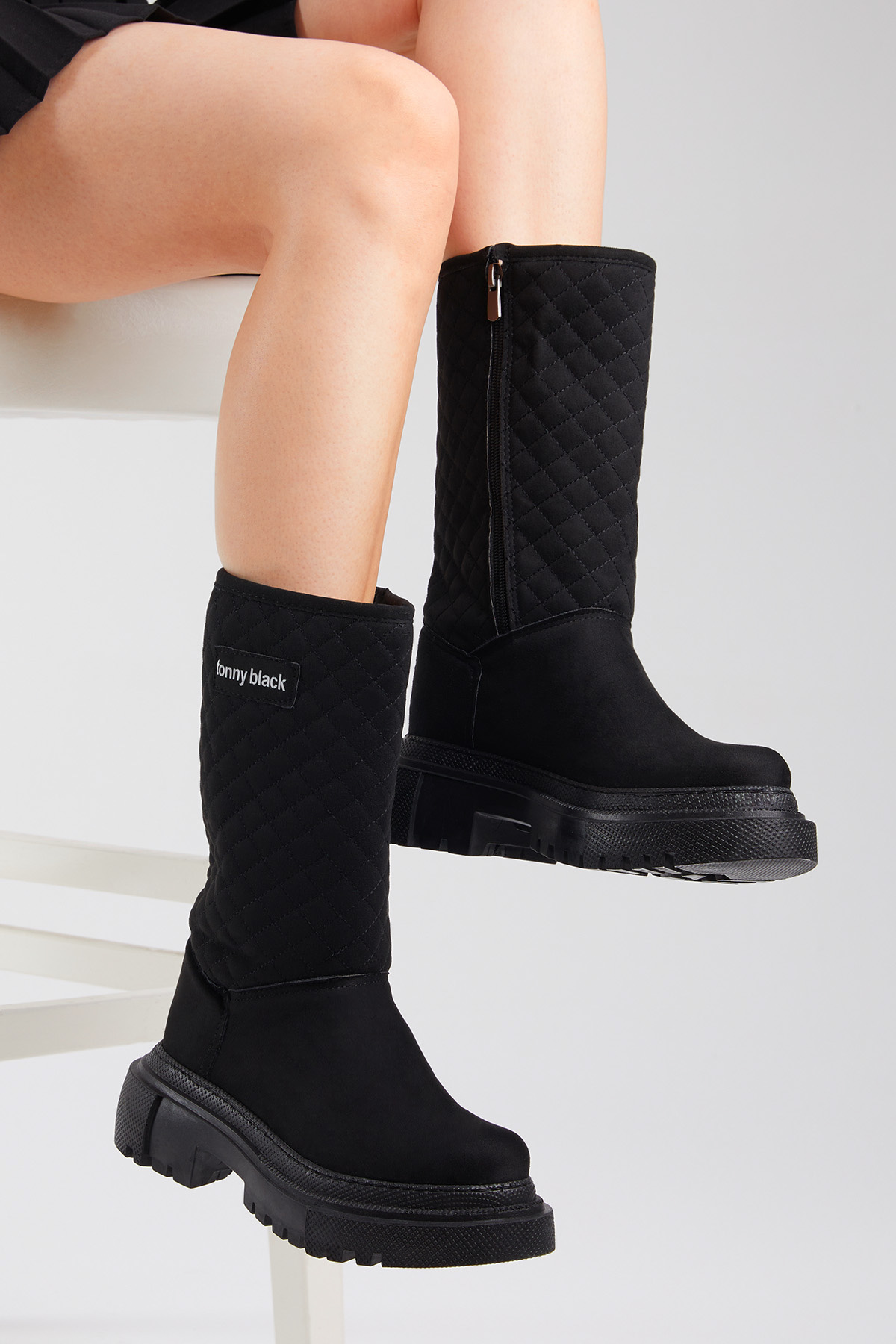 Kadın Siyah Kapitone Desenli Rahat Kalıp Uzun Bot - Görsel 3