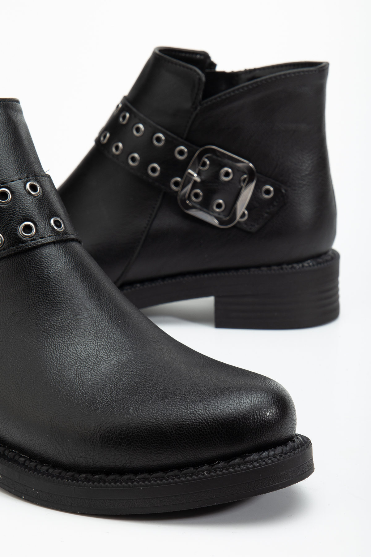 Kadın Siyah Cilt Kalın Termo Taban Kemer Toka Detaylı Fermuarlı Bot - Görsel 5