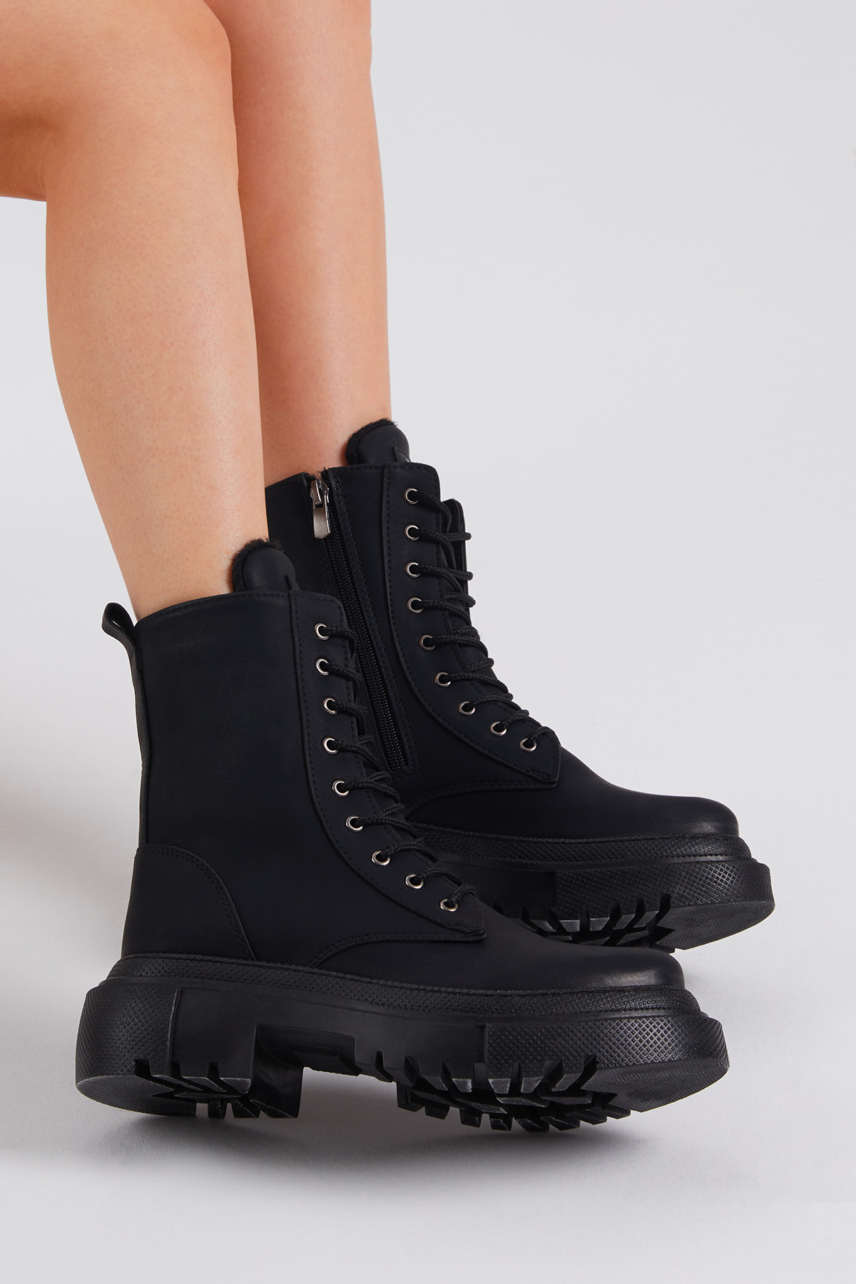 Kadın Siyah Mat Rahat Kalıp Kalın Taban Bağcıklı ve Fermuarlı Bot - Görsel 2