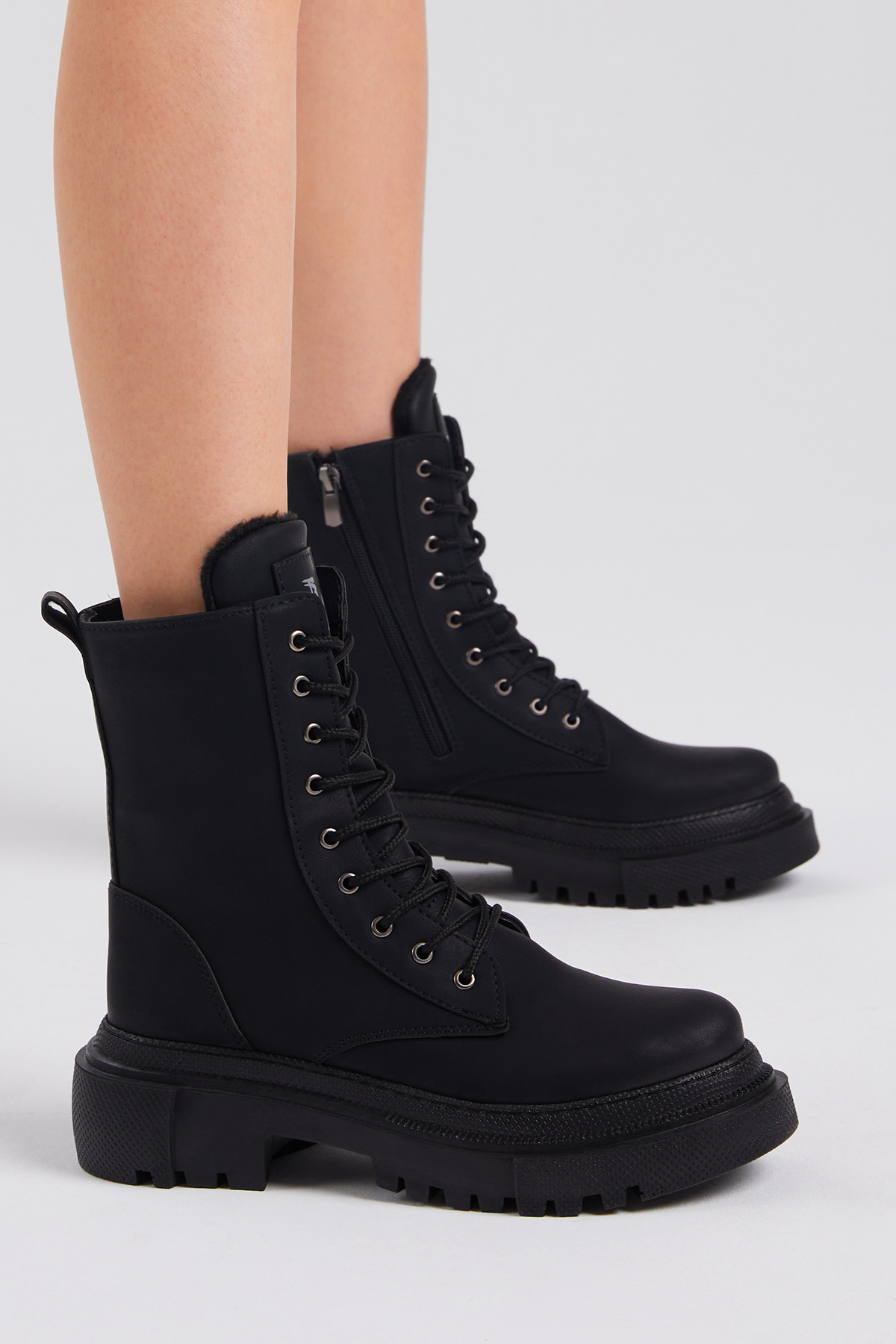 Kadın Siyah Mat Rahat Kalıp Kalın Taban Bağcıklı ve Fermuarlı Bot - Görsel 4