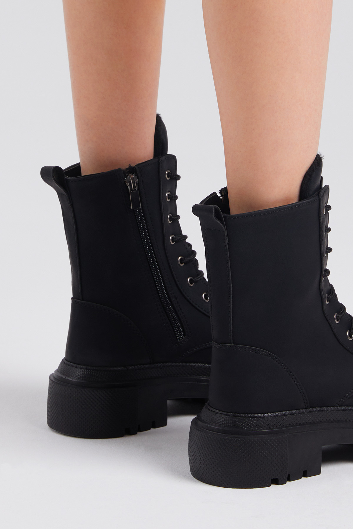 Kadın Siyah Mat Rahat Kalıp Kalın Taban Bağcıklı ve Fermuarlı Bot - Görsel 7