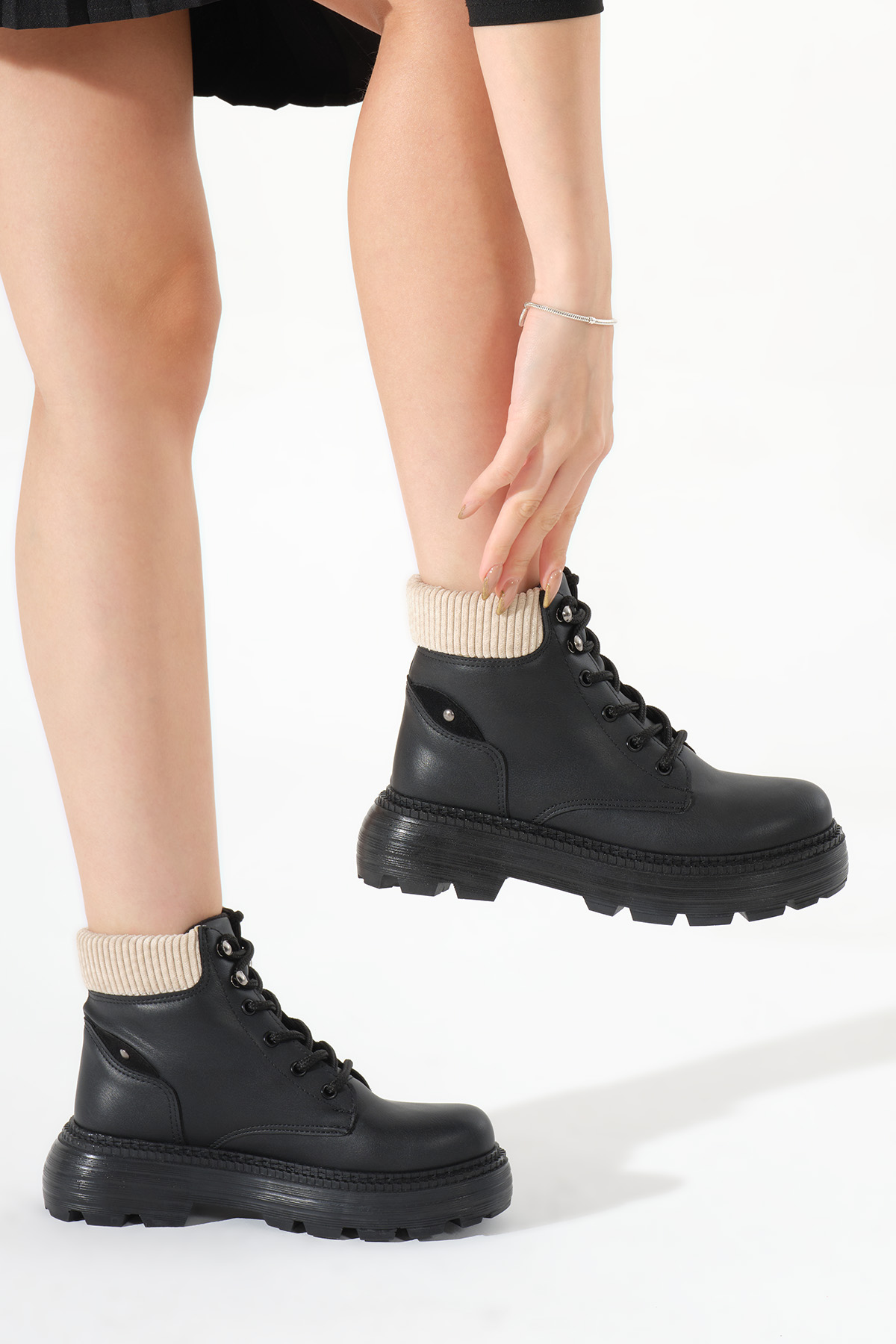 Kadın Siyah Cilt Kalın Poli Taban Bileği Lastikli Bağcıklı Bot - Görsel 2
