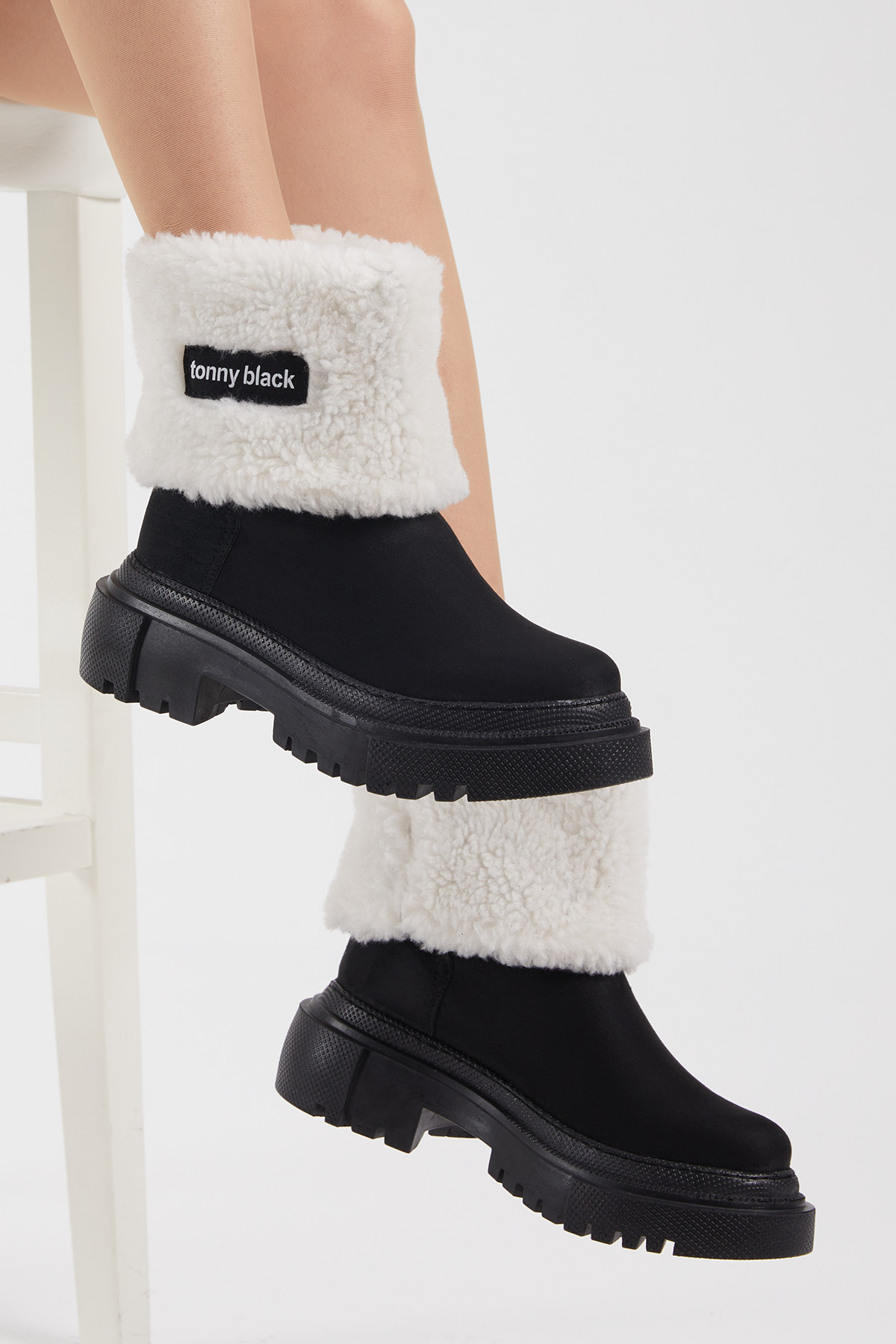 Kadın Siyah Beyaz Rahat Kalıp Kalın Taban Kürklü Bot - Görsel 3