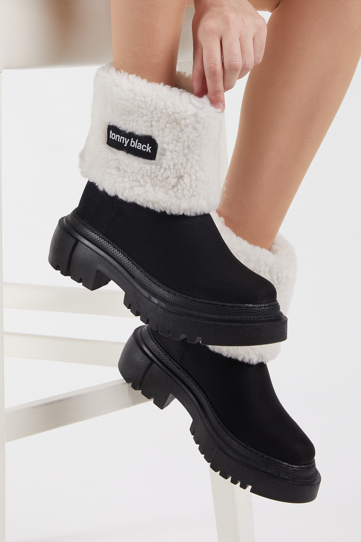 Kadın Siyah Beyaz Rahat Kalıp Kalın Taban Kürklü Bot - Görsel 4