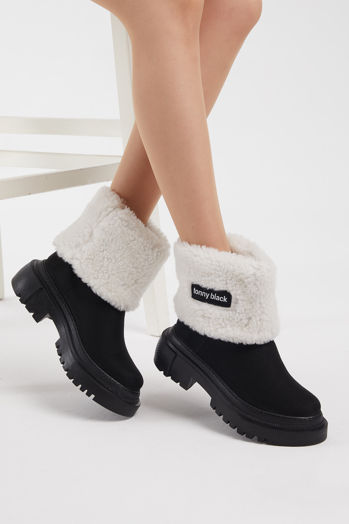 Kadın Siyah Beyaz Rahat Kalıp Kalın Taban Kürklü Bot - Görsel 6