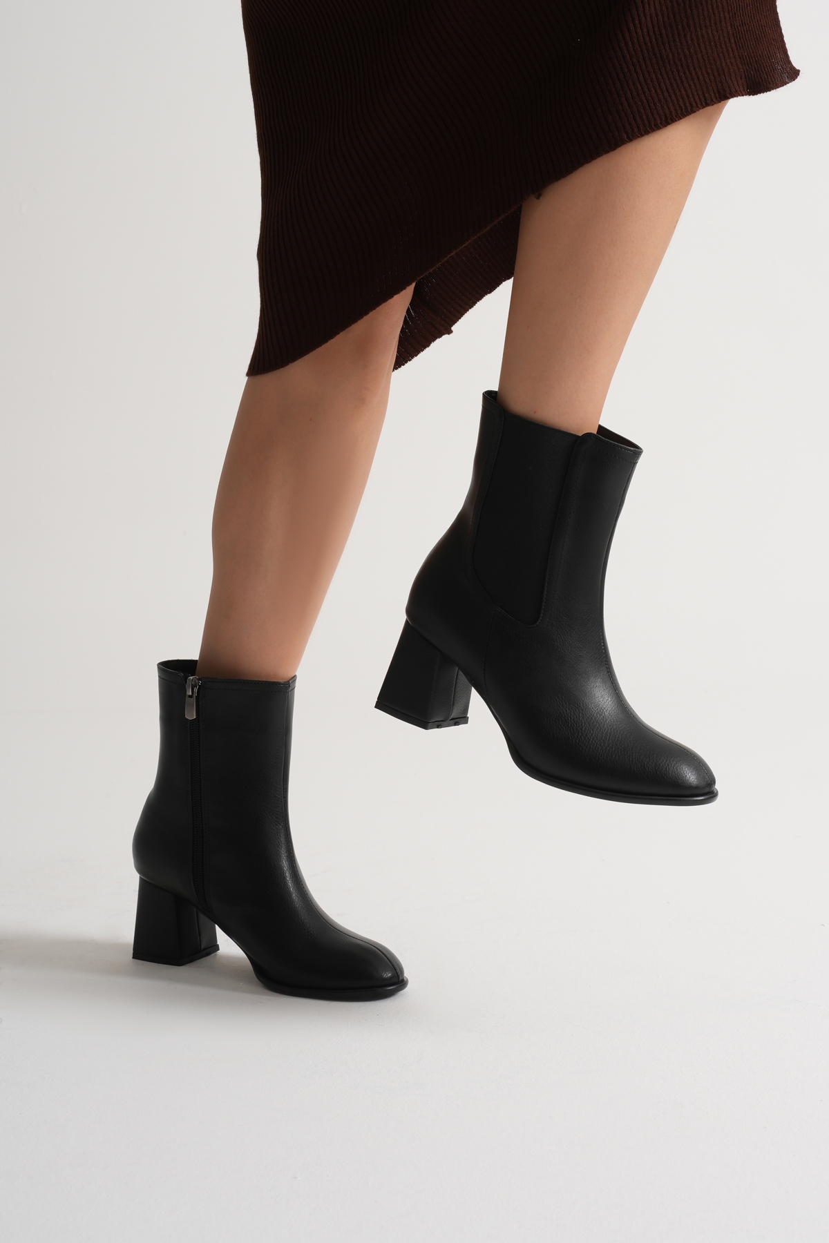 Kadın Siyah Neolit Taban Lastikli Kalın Topuklu Bot - Görsel 4