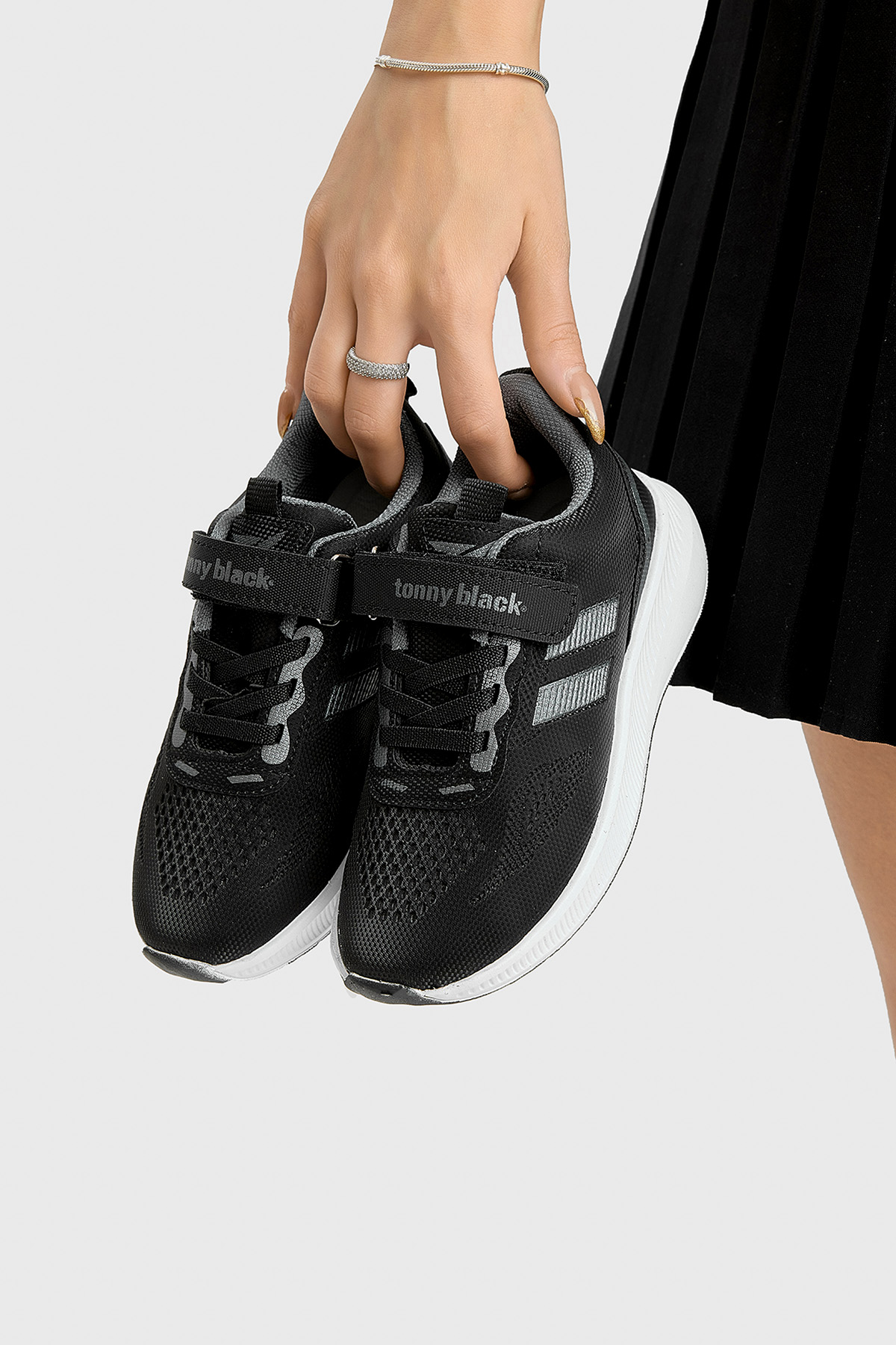 Çocuk Unisex Siyah Füme Eva Taban Yanı Şeritli File Detaylı Cırtlı Spor Ayakkabı - Görsel 4