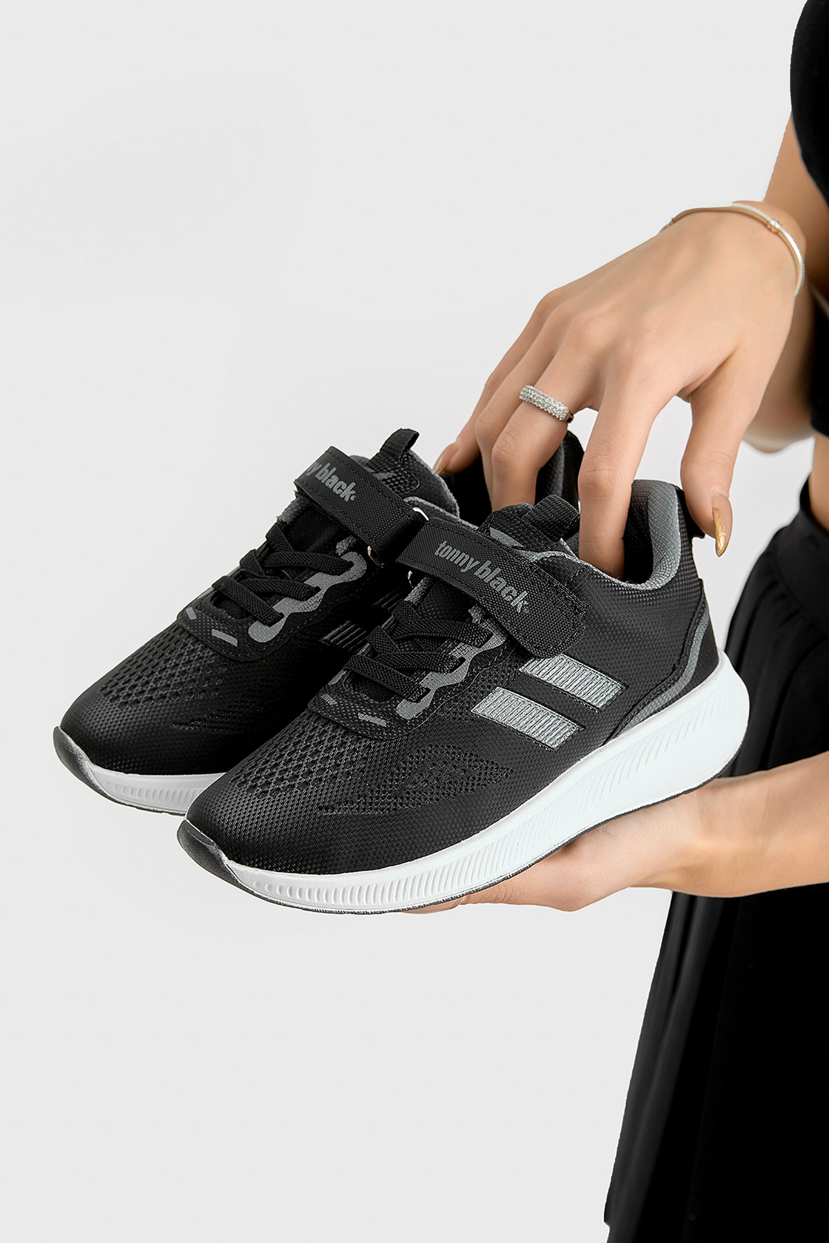 Çocuk Unisex Siyah Füme Eva Taban Yanı Şeritli File Detaylı Cırtlı Spor Ayakkabı - Görsel 5