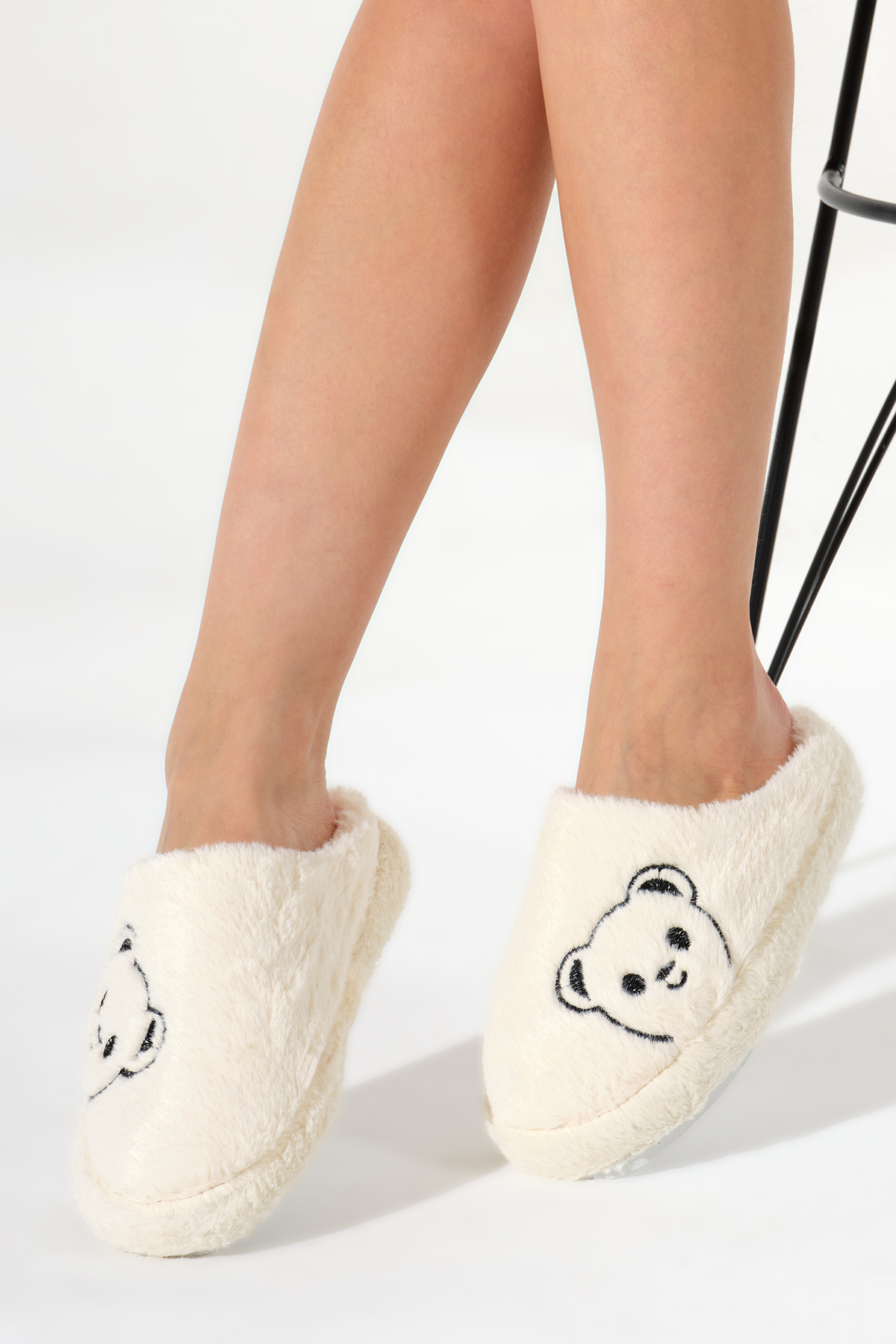 Kadın Krem Ayıcık Desenli Önü Kapalı Peluş Ev Terliği - Görsel 2