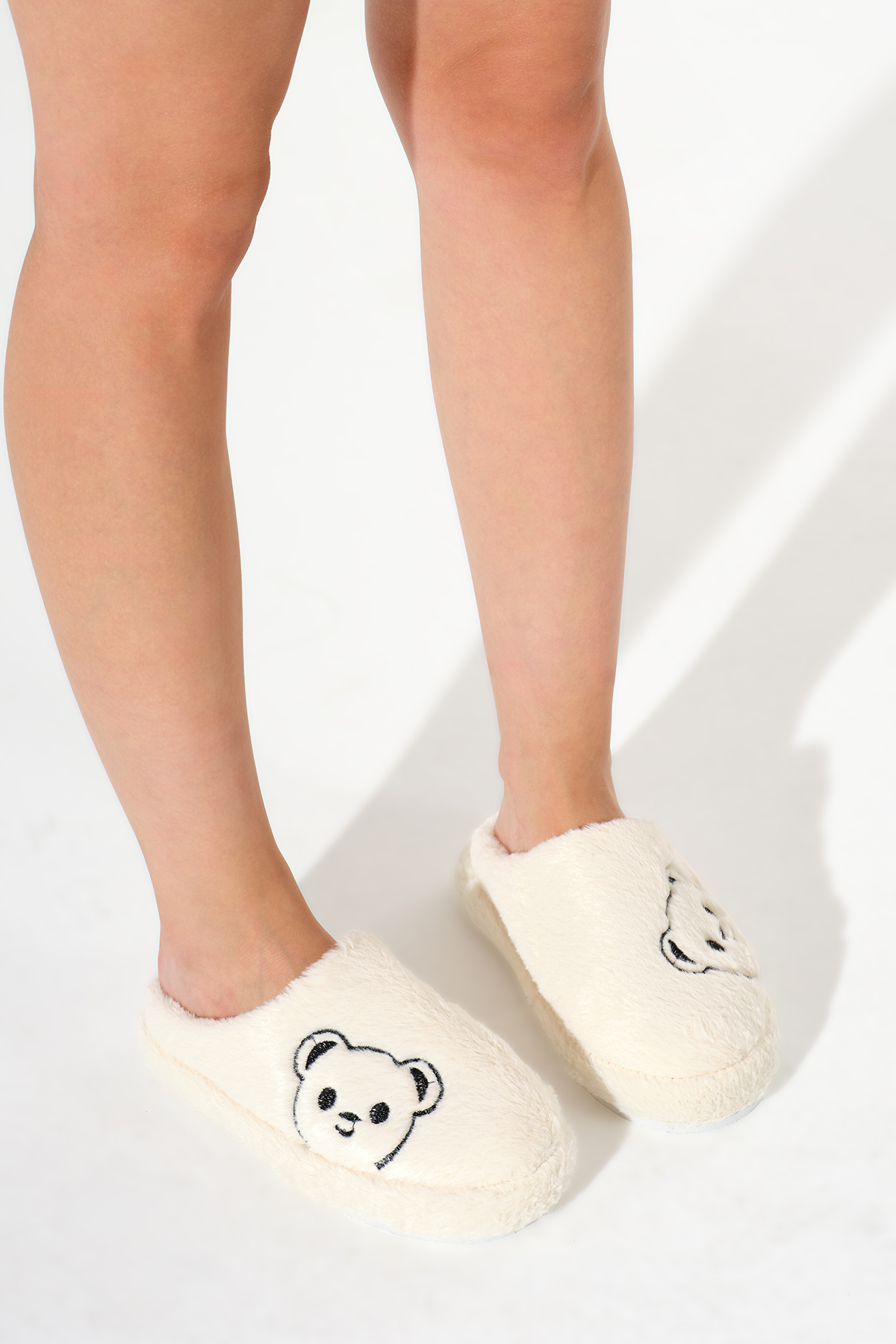 Kadın Krem Ayıcık Desenli Önü Kapalı Peluş Ev Terliği - Görsel 3