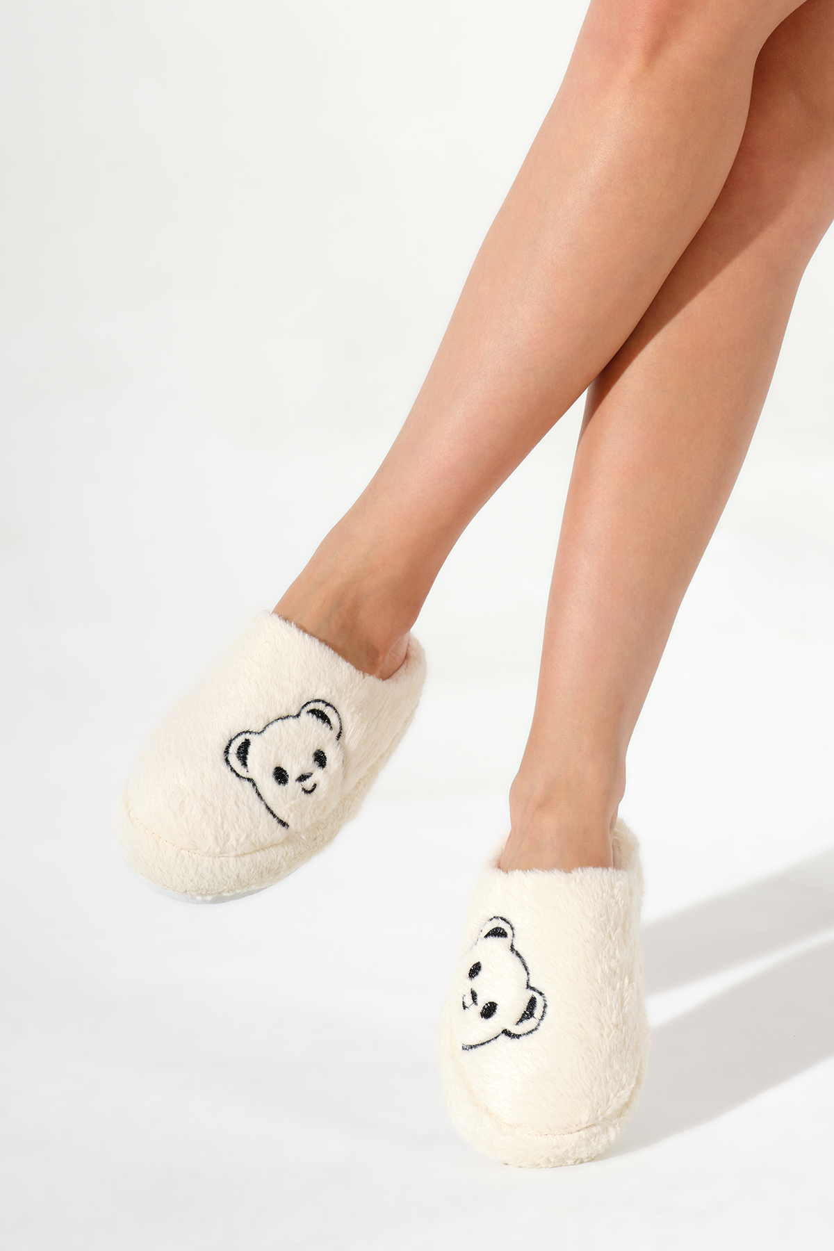 Kadın Krem Ayıcık Desenli Önü Kapalı Peluş Ev Terliği - Görsel 4