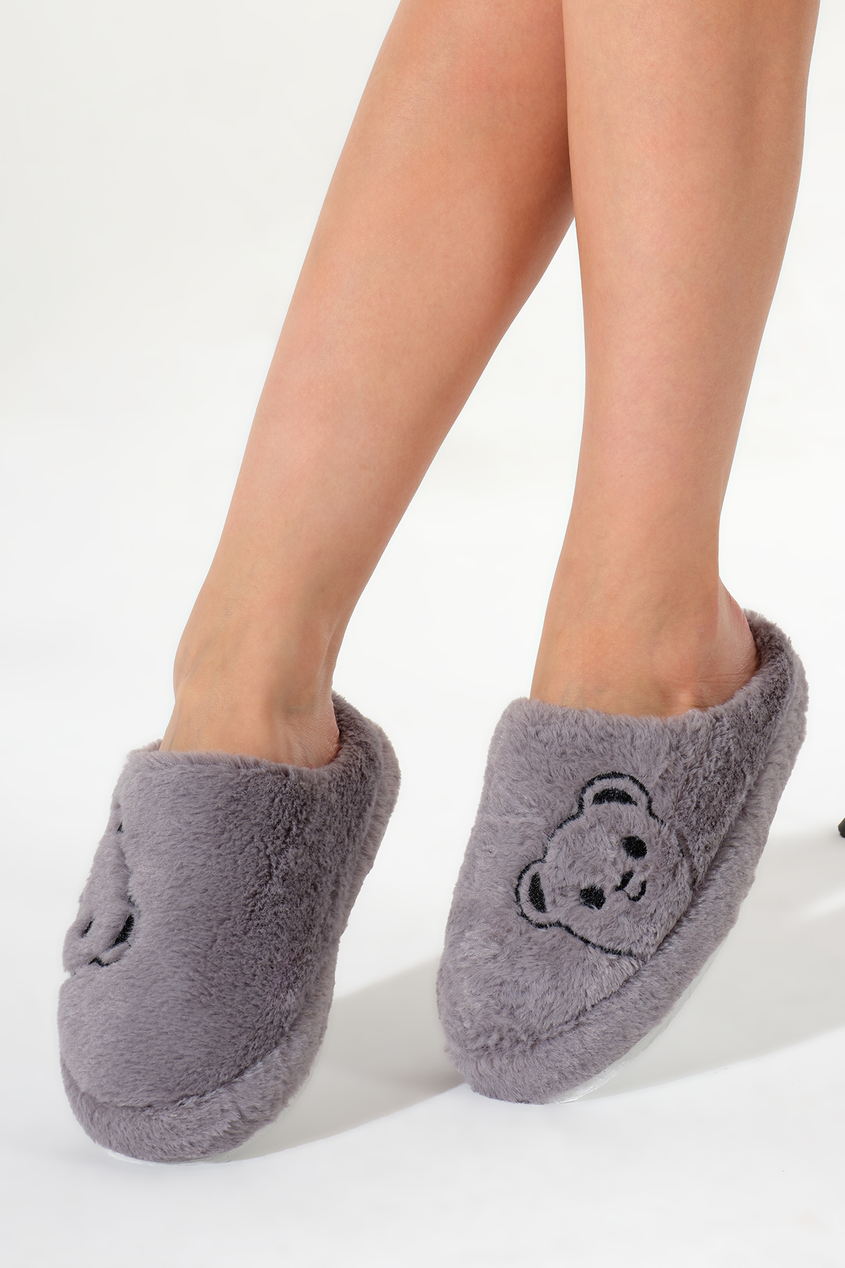 Kadın Füme Ayıcık Desenli Önü Kapalı Peluş Ev Terliği - Görsel 2