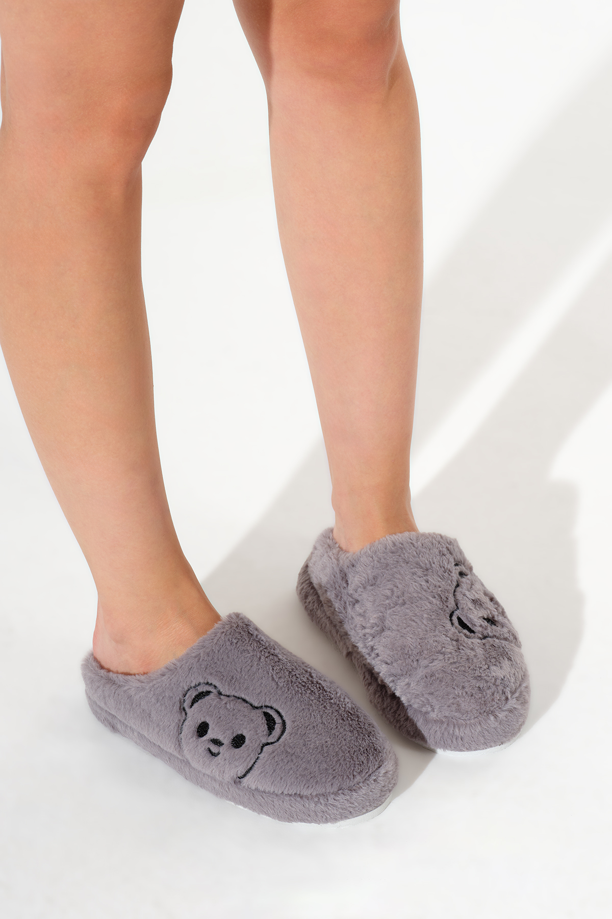 Kadın Füme Ayıcık Desenli Önü Kapalı Peluş Ev Terliği - Görsel 3