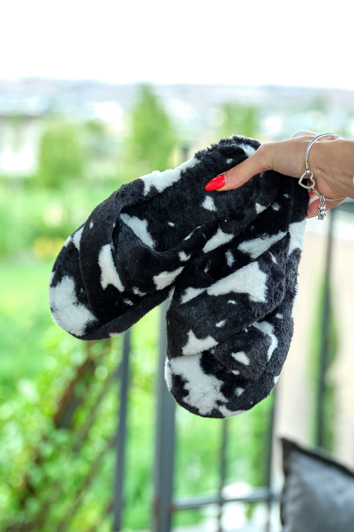 Kadın Siyah Desenli Peluş Çapraz Ev Terliği - Görsel 4