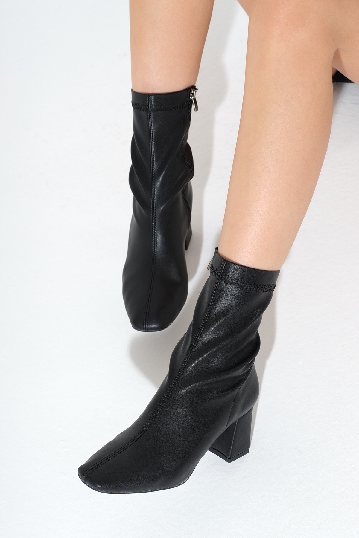 Kadın Siyah TPU Taban Küt Burunlu Fermuarlı Topuklu Bot - Görsel 4