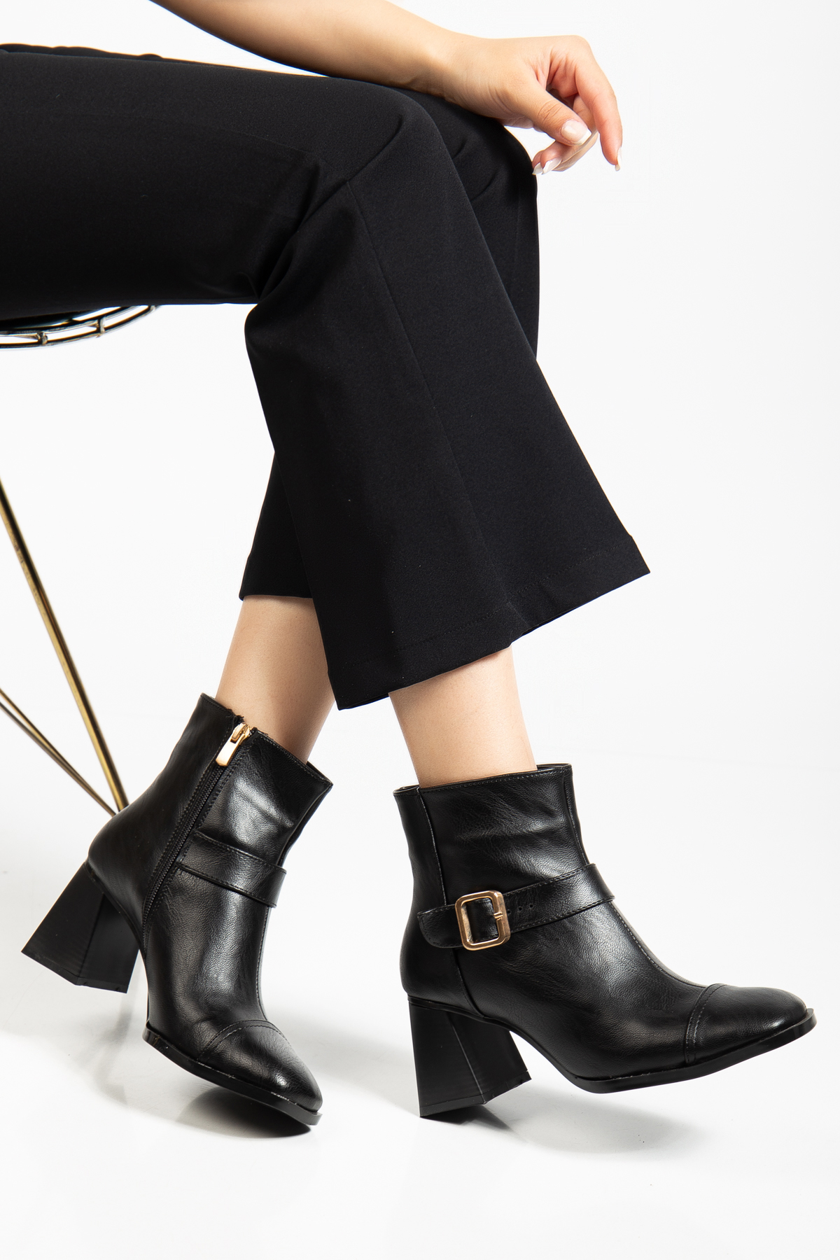 Kadın Siyah Cilt TPU Taban Kemer Toka Detaylı Fermuarlı Topuklu Bot - Görsel 2