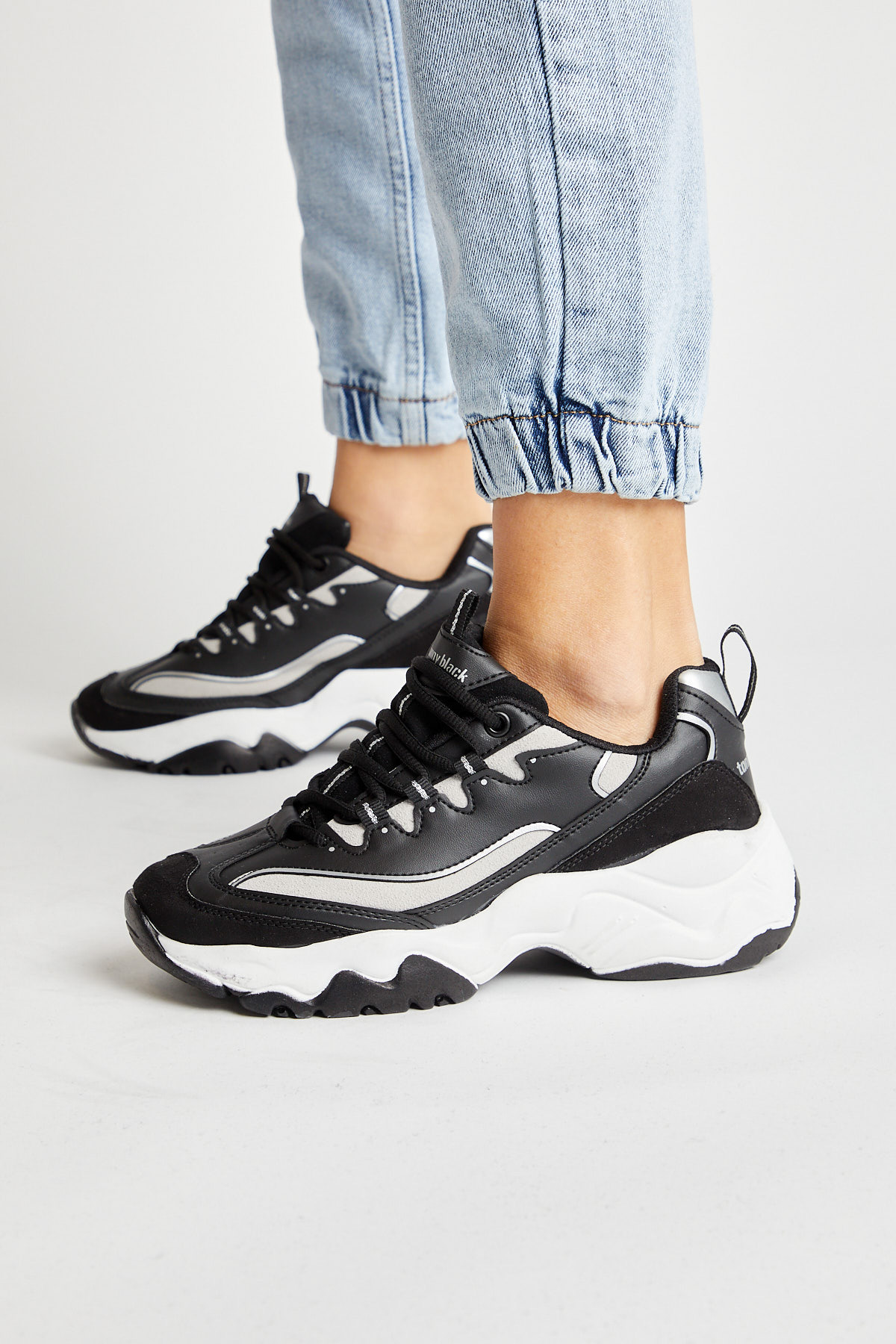 Kadın Siyah Cilt Rahat Kalıp Yüksek Taban Bağcıklı Spor Ayakkabı - Görsel 4