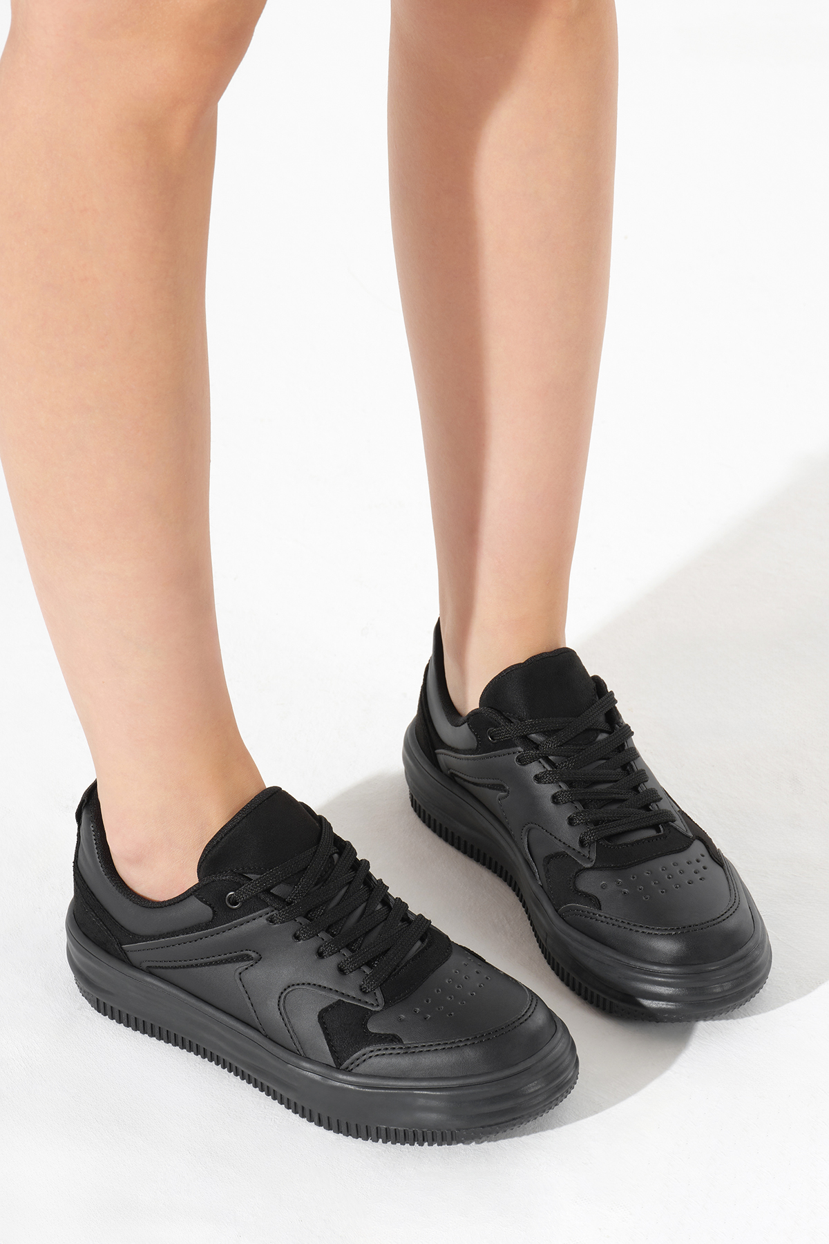 Kadın Siyah Termo Taban Bağcıklı Spor Ayakkabı - Görsel 2