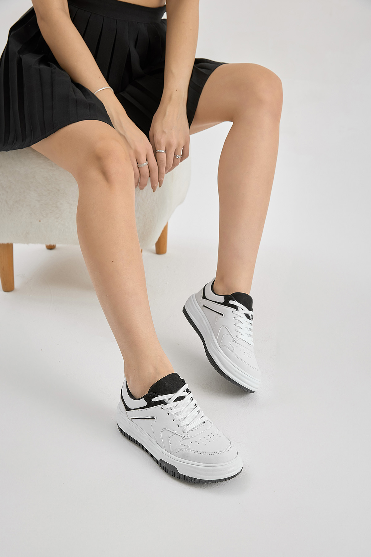 Kadın Beyaz Siyah Termo Taban Bağcıklı Spor Ayakkabı - Görsel 4