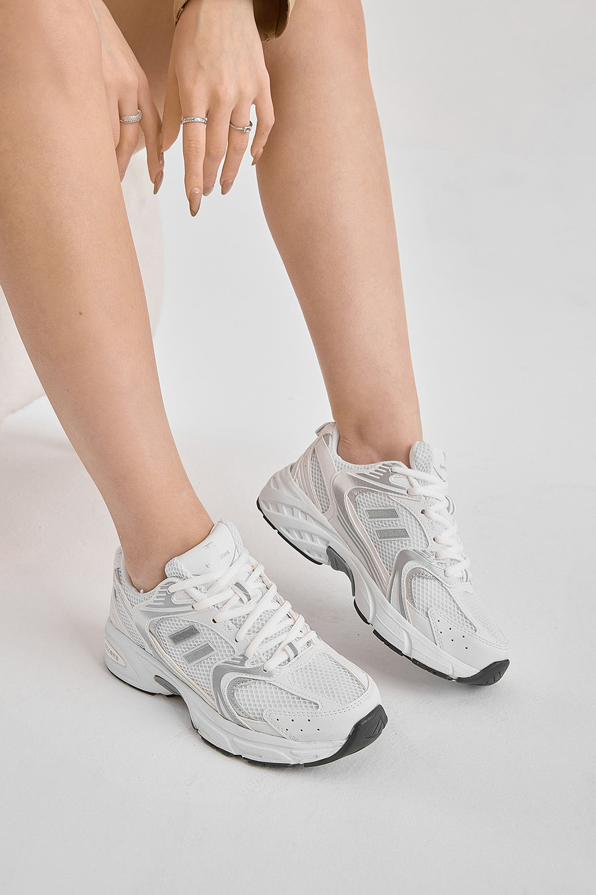 Kadın Beyaz Gümüş Yüksek Faylon Taban Fileli Desenli Spor Ayakkabı - Görsel 2