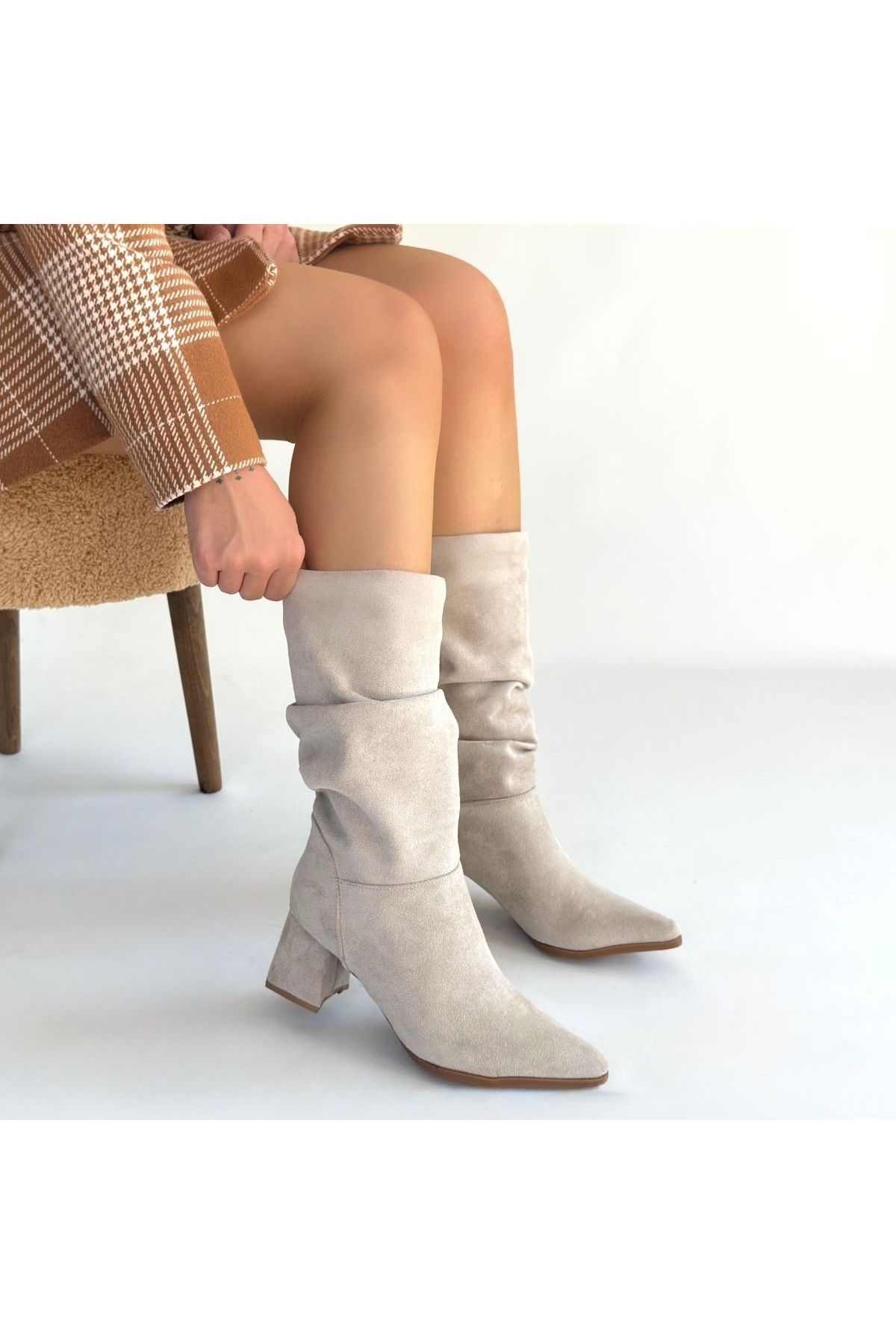Bej Süet Körüklü Kadın Topuklu Çizme - Görsel 5