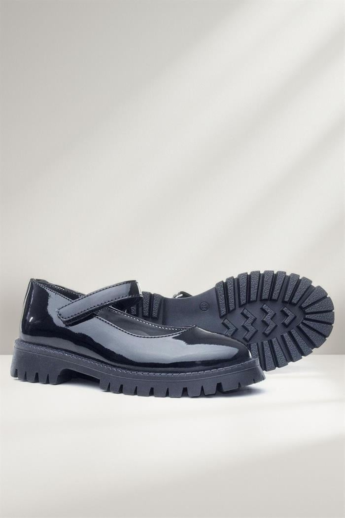 Siyah Rugan Cırtlı Kalın Tabanlı Kız Çocuk Okul Ayakkabısı - Görsel 2