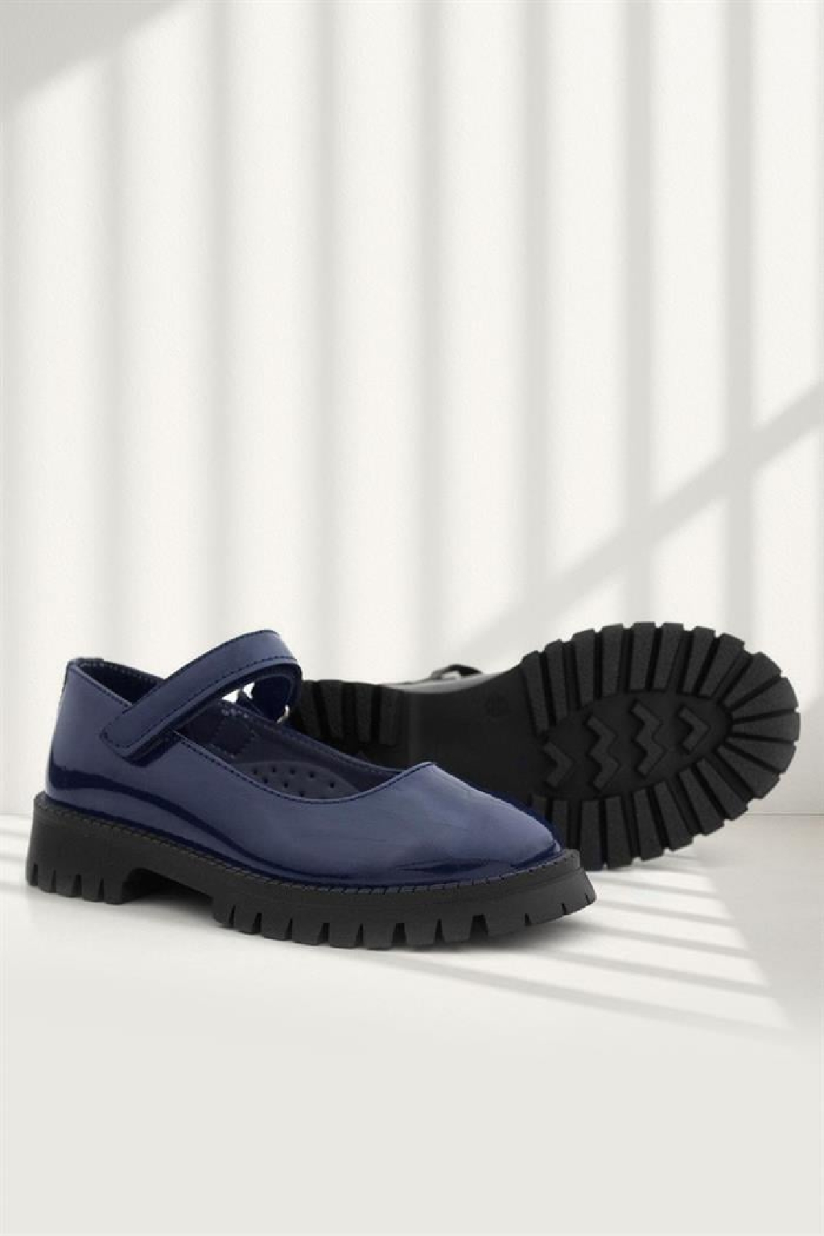 Lacivert Rugan Cırtlı Kalın Tabanlı Kız Çocuk Okul Ayakkabısı - Görsel 3
