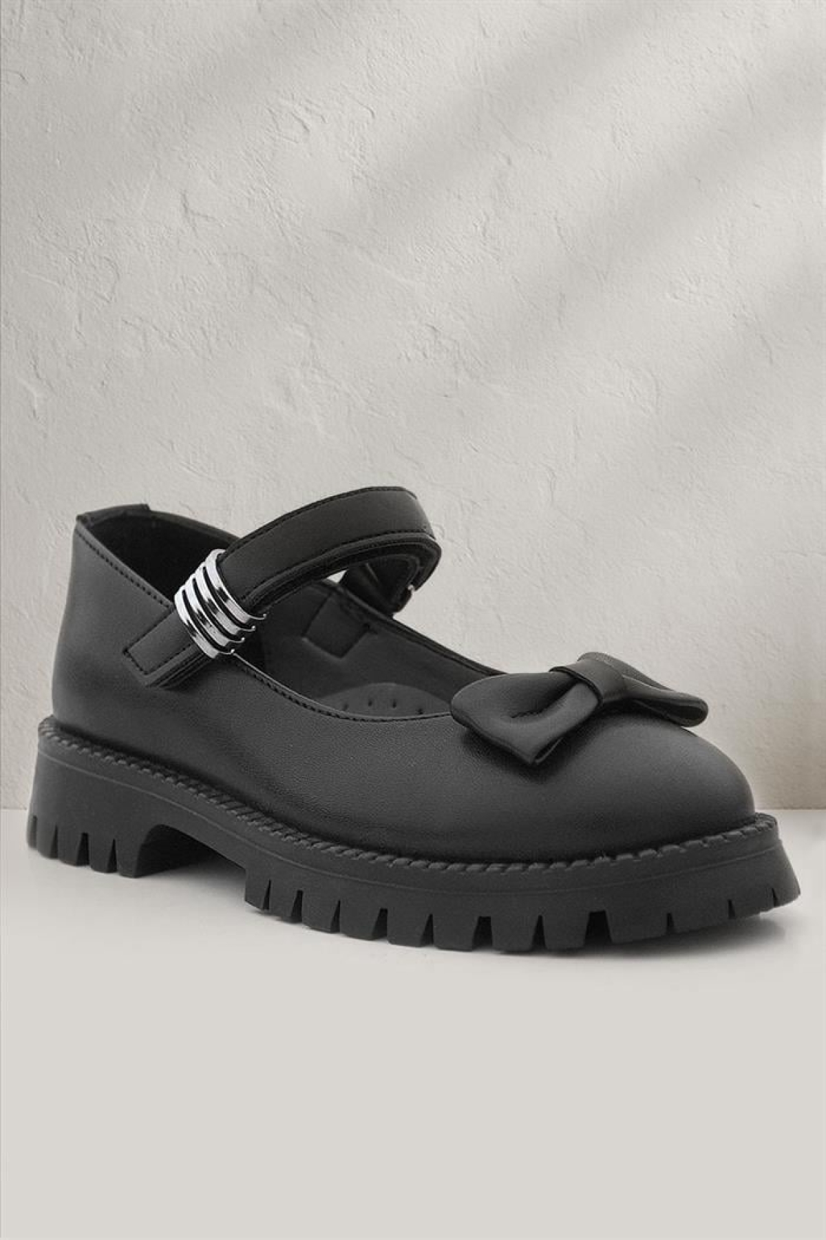 Siyah Mat Kalın Tabanlı Metal Detaylı Cırtlı Kız Çocuk Babet - Görsel 2