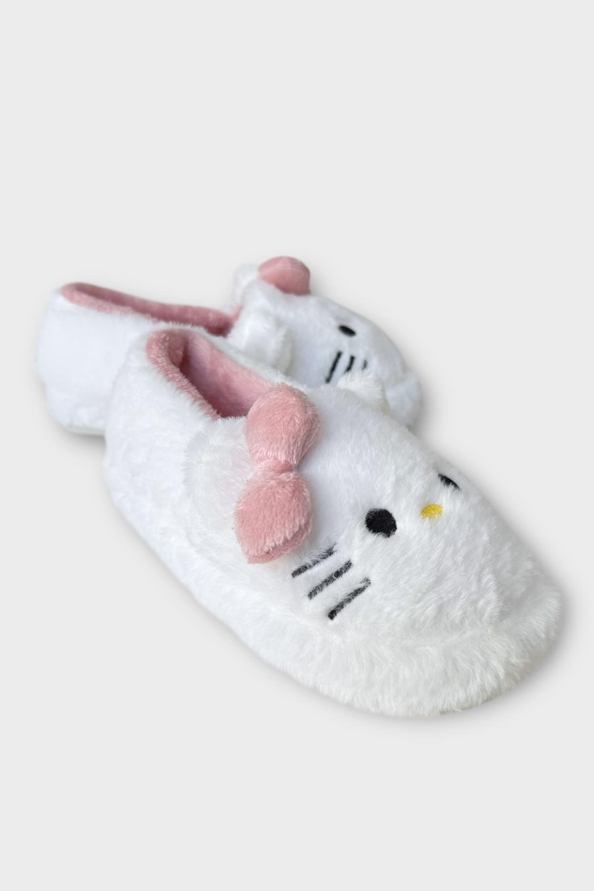 Kışlık Kadın HelloKitty Figürlü Kaydırmaz Taban Ev Ayakkabısı Panduf BEYAZ - SİYAH - Görsel 3