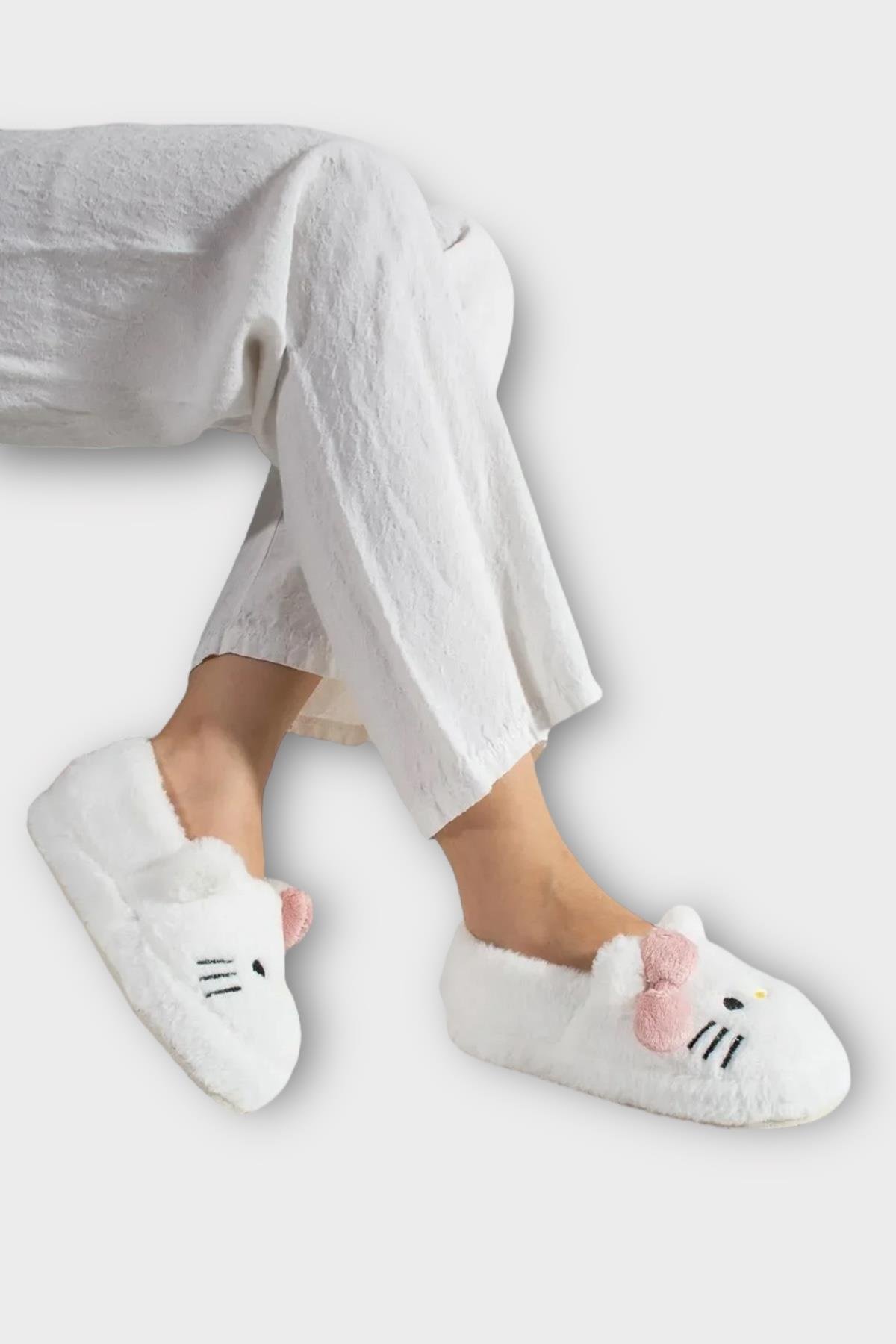 Kışlık Kadın HelloKitty Figürlü Kaydırmaz Taban Ev Ayakkabısı Panduf BEYAZ - SİYAH - Görsel 7
