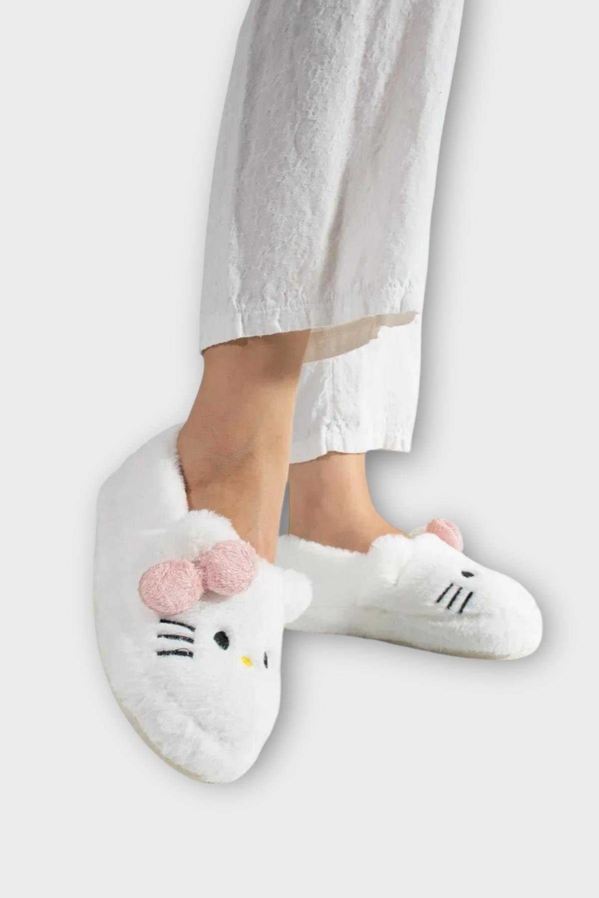 Kışlık Kadın HelloKitty Figürlü Kaydırmaz Taban Ev Ayakkabısı Panduf BEYAZ - SİYAH - Görsel 8