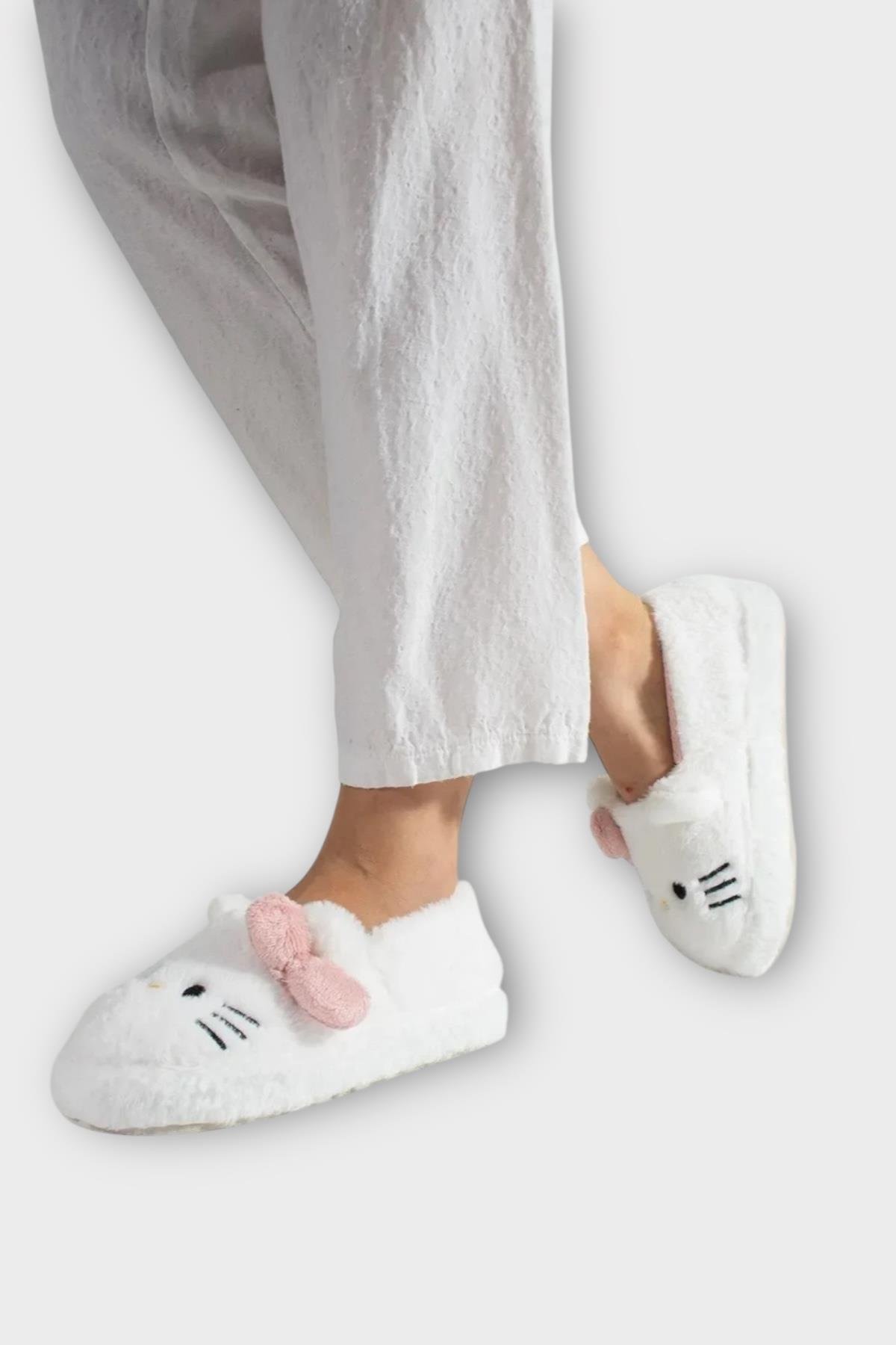 Kışlık Kadın HelloKitty Figürlü Kaydırmaz Taban Ev Ayakkabısı Panduf BEYAZ - SİYAH - Görsel 9