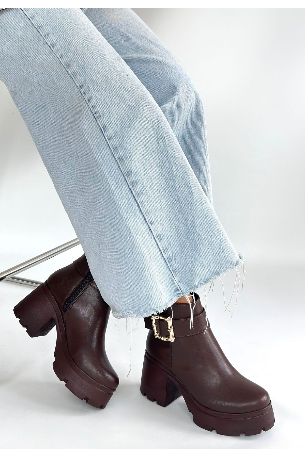 Kahverengi Fermuarlı Kadın Topuklu Bot - Görsel 2