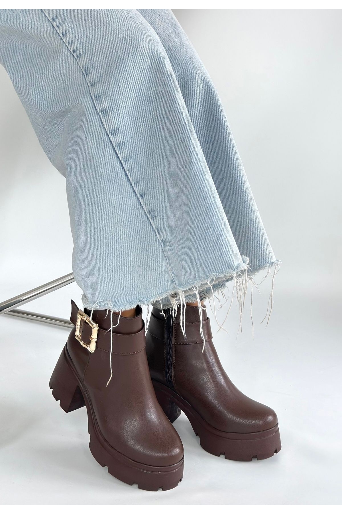 Kahverengi Fermuarlı Kadın Topuklu Bot - Görsel 3