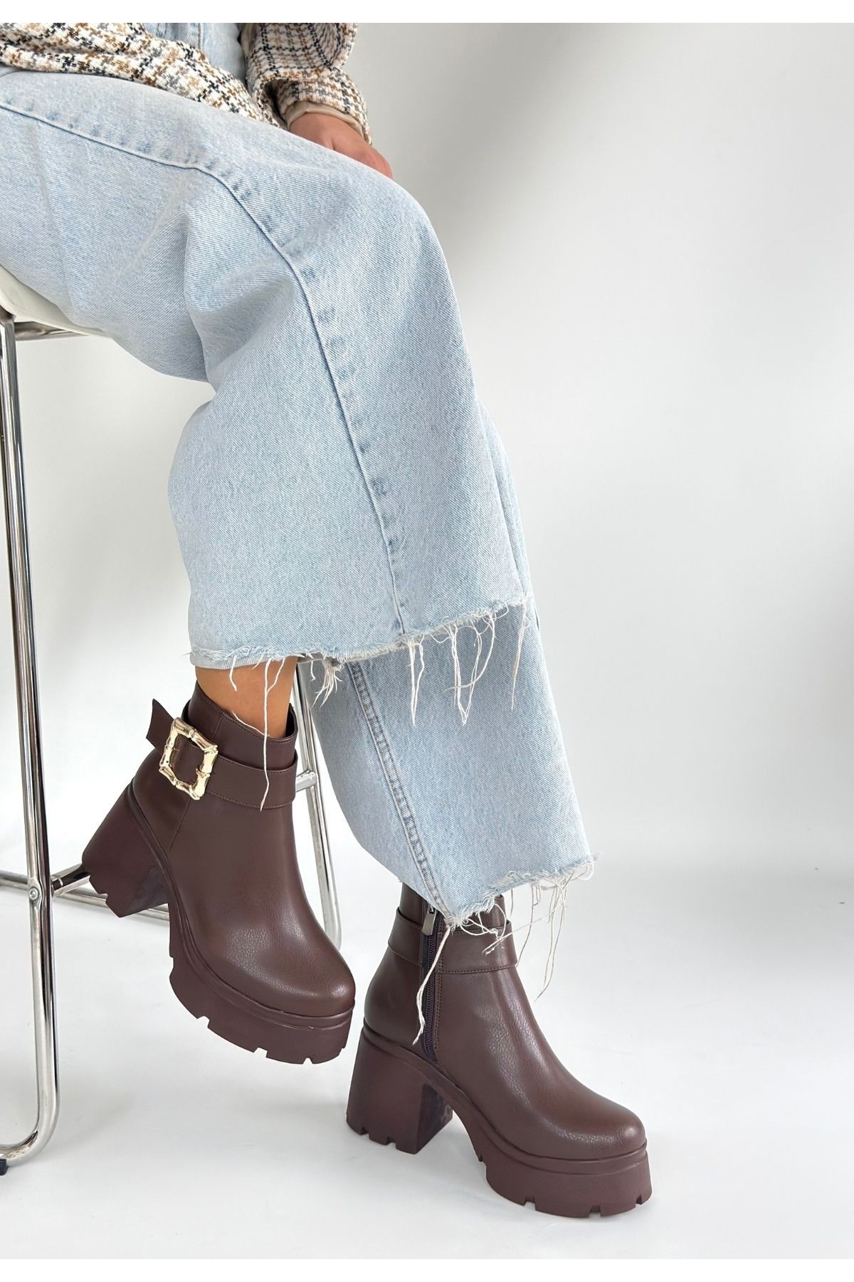 Kahverengi Fermuarlı Kadın Topuklu Bot - Görsel 4