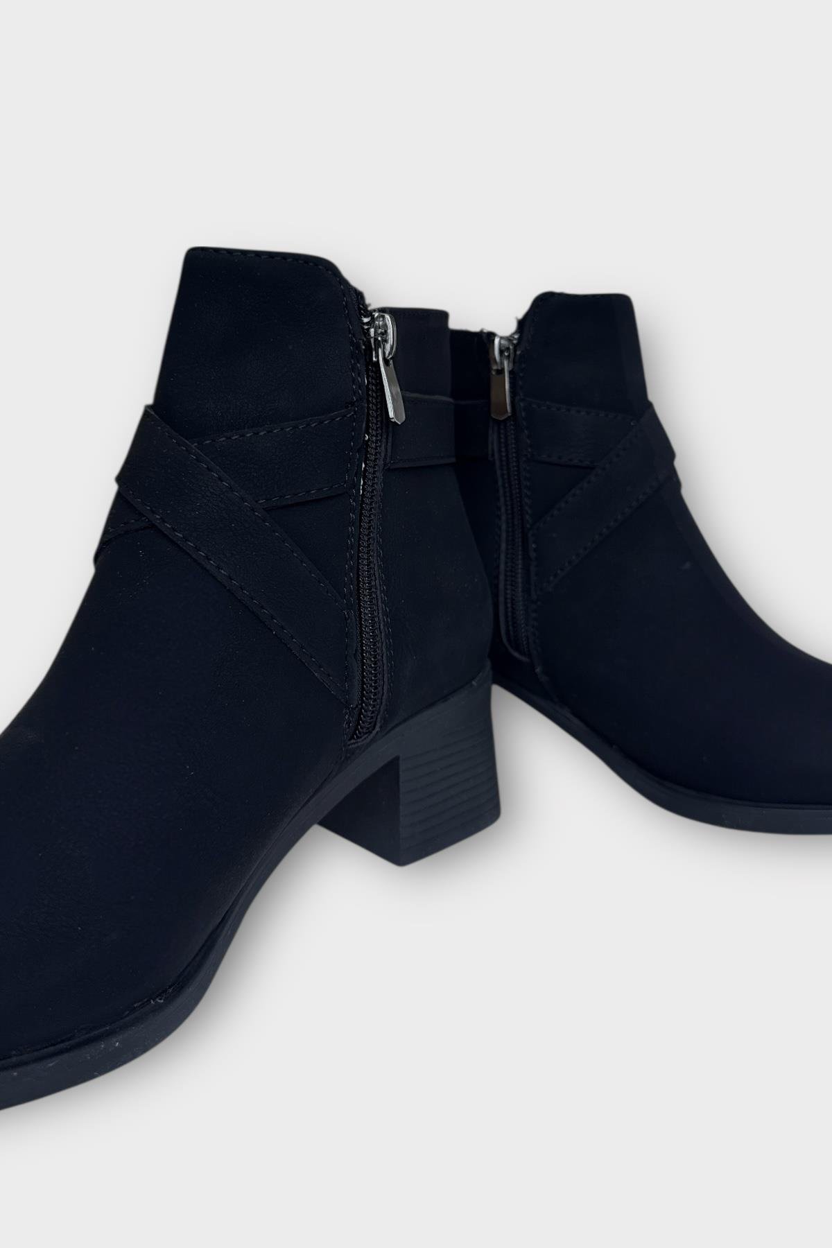 Toka Detaylı Kalın Topuk Sivri Burun Kadın Bot SİYAH - FÜME - Görsel 4