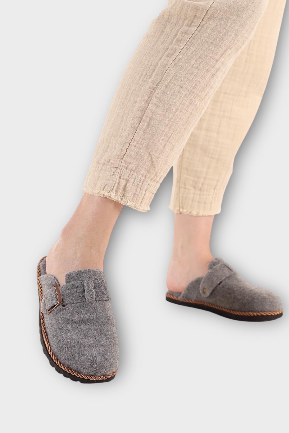 Tokalı Keçe Kumaşlı Ev Terliği GRİ - Görsel 2