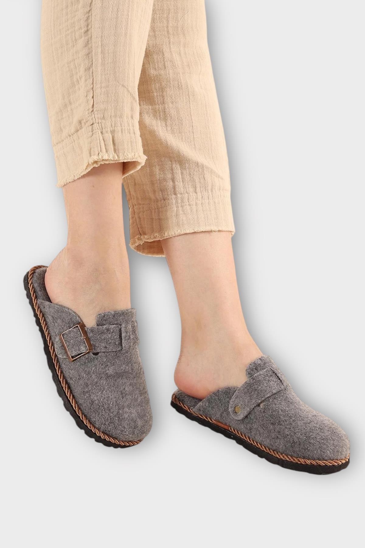 Tokalı Keçe Kumaşlı Ev Terliği GRİ - Görsel 3