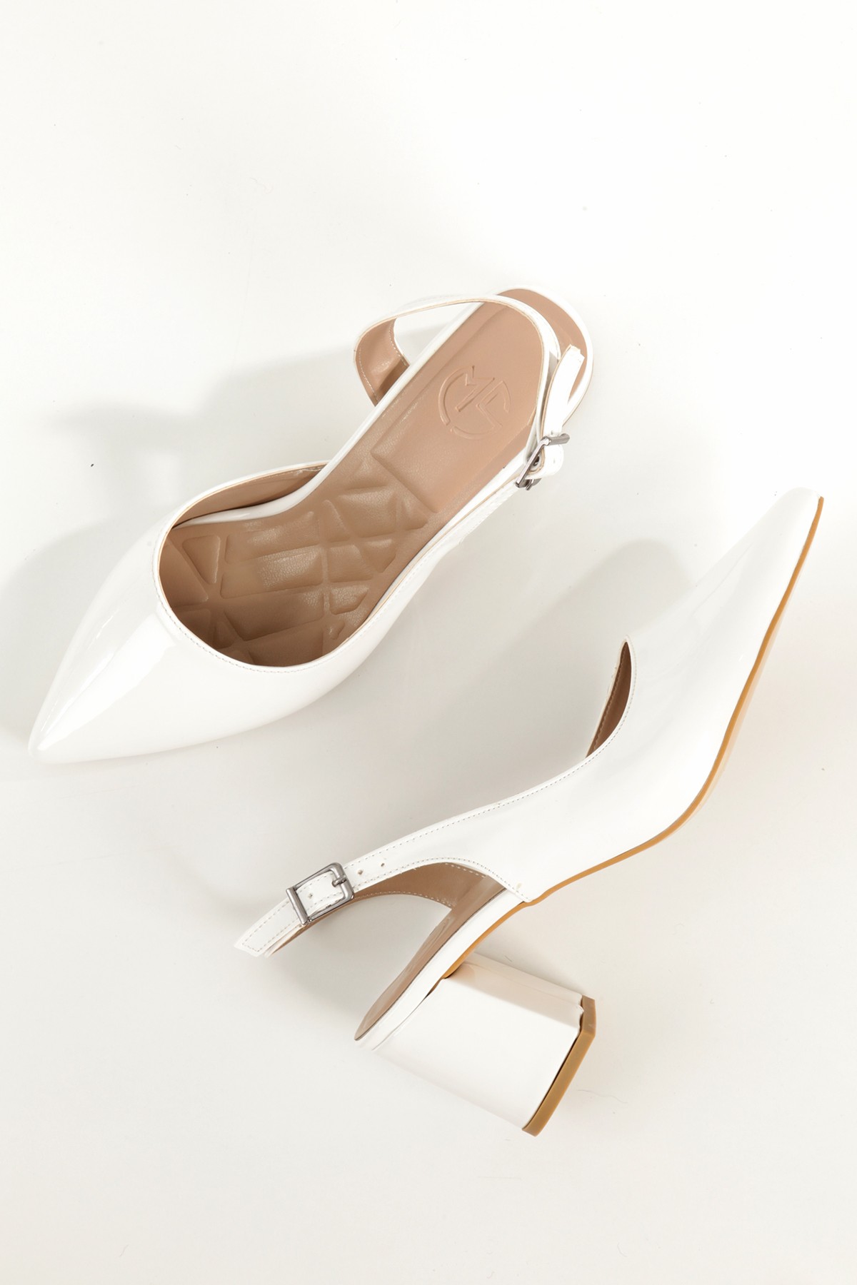 Verlik Beyaz Rugan Kısa Kalın Topuklu Stiletto Asimetrik Bantlı Kadın Ayakkabı - Görsel 4